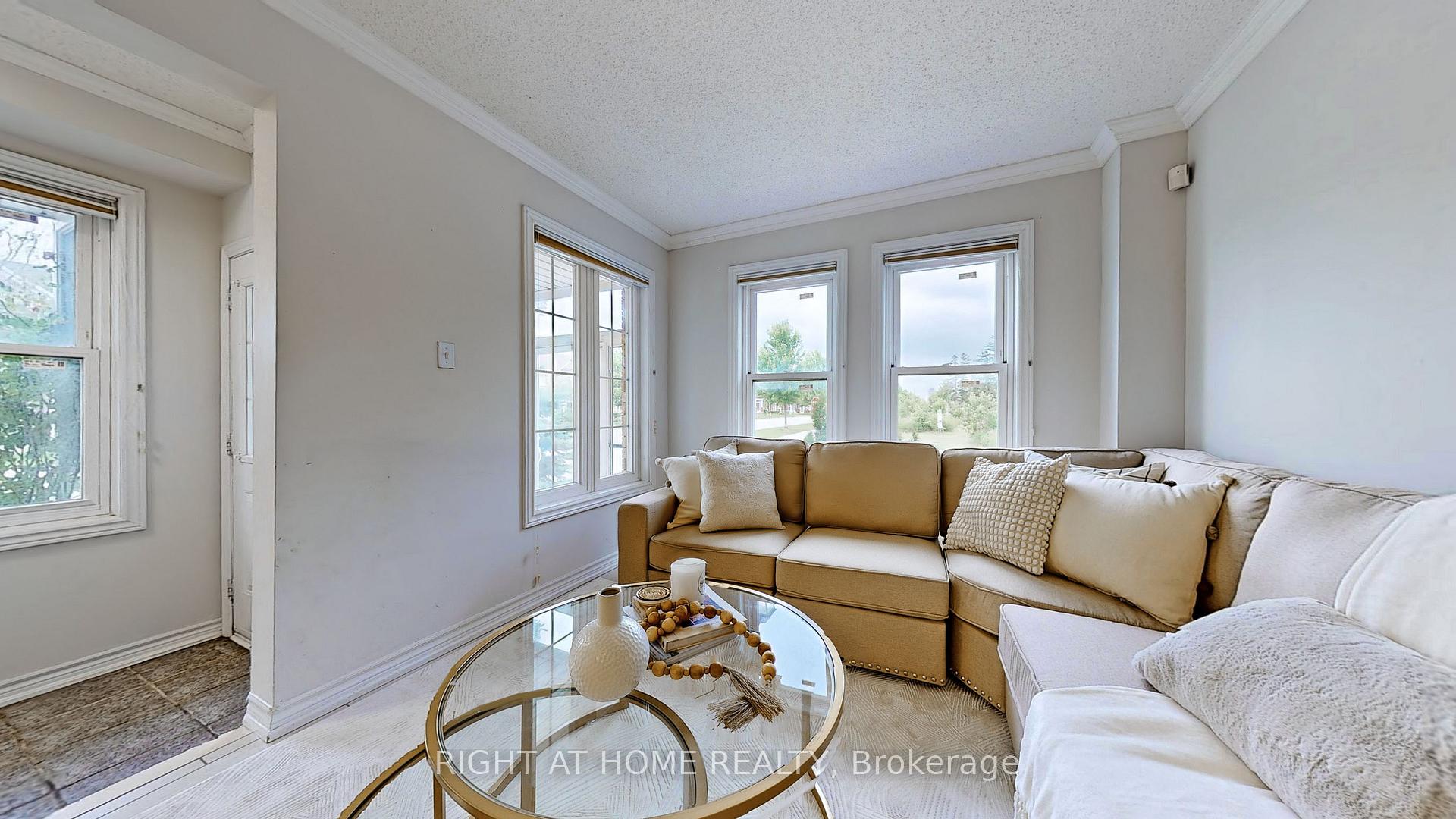 Photo 8 of 1 Ray Street, Markham, Village Green-South Unionville — HOMEH