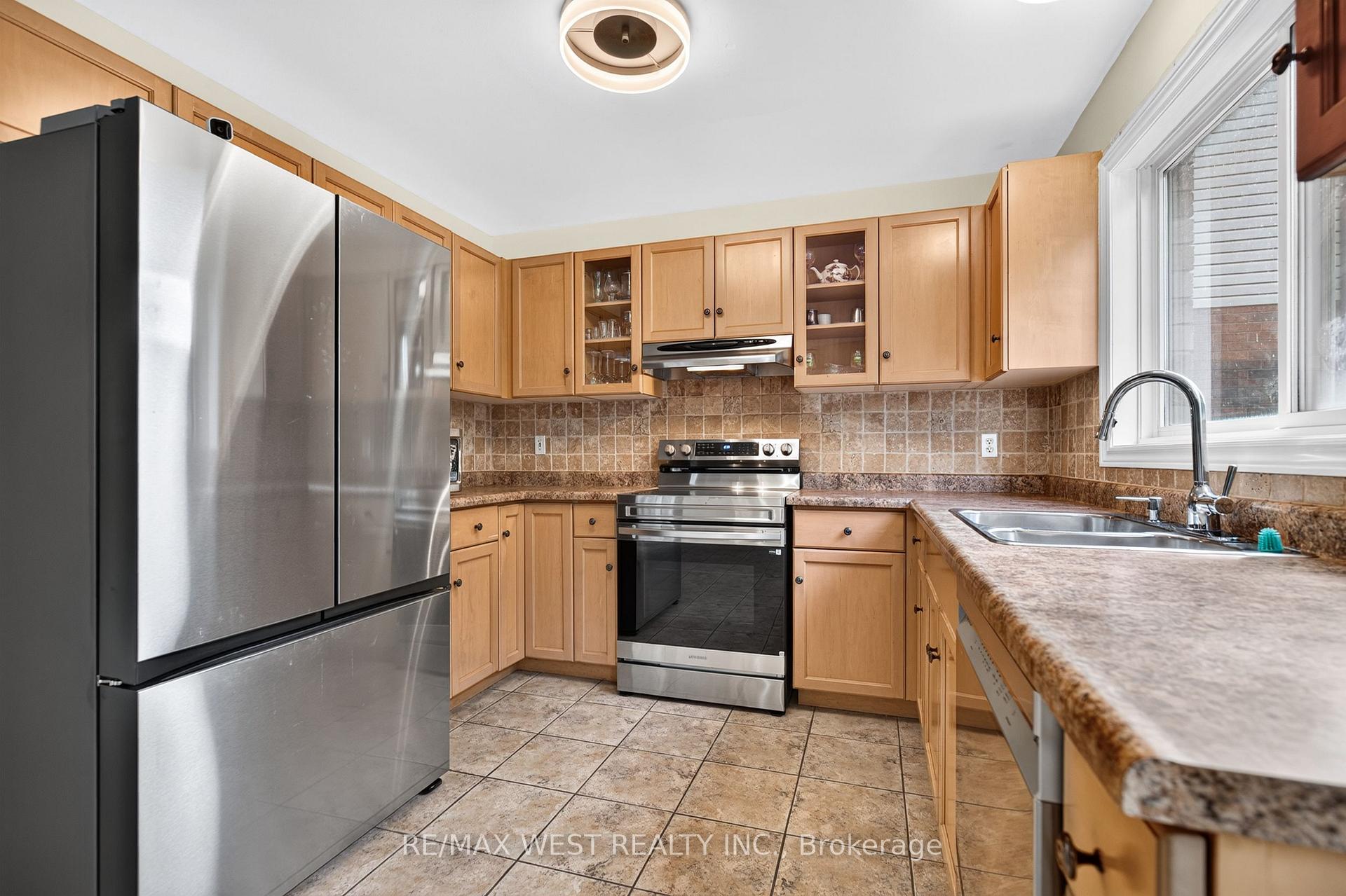 Photo 3 of 72 Etherington Crescent, Hamilton, Binbrook — HOMEH