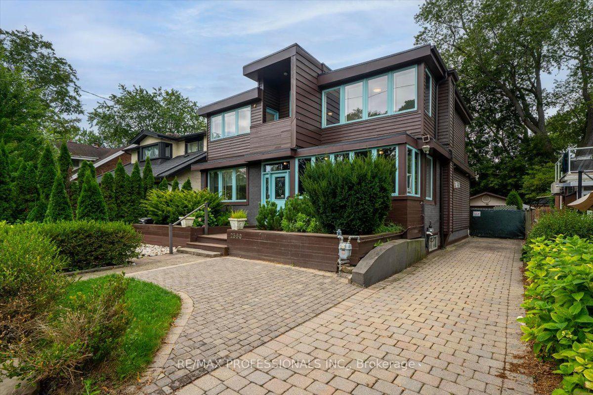 Front of 2580 Lake Shore Boulevard W