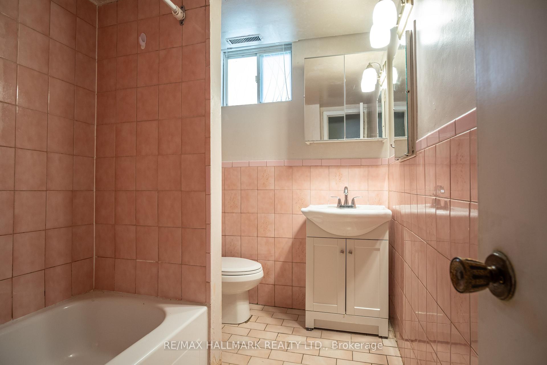 Photo 18 of Unit Basement, 399 Lawrence Avenue W, Toronto, Bedford Park-Nortown — HOMEH