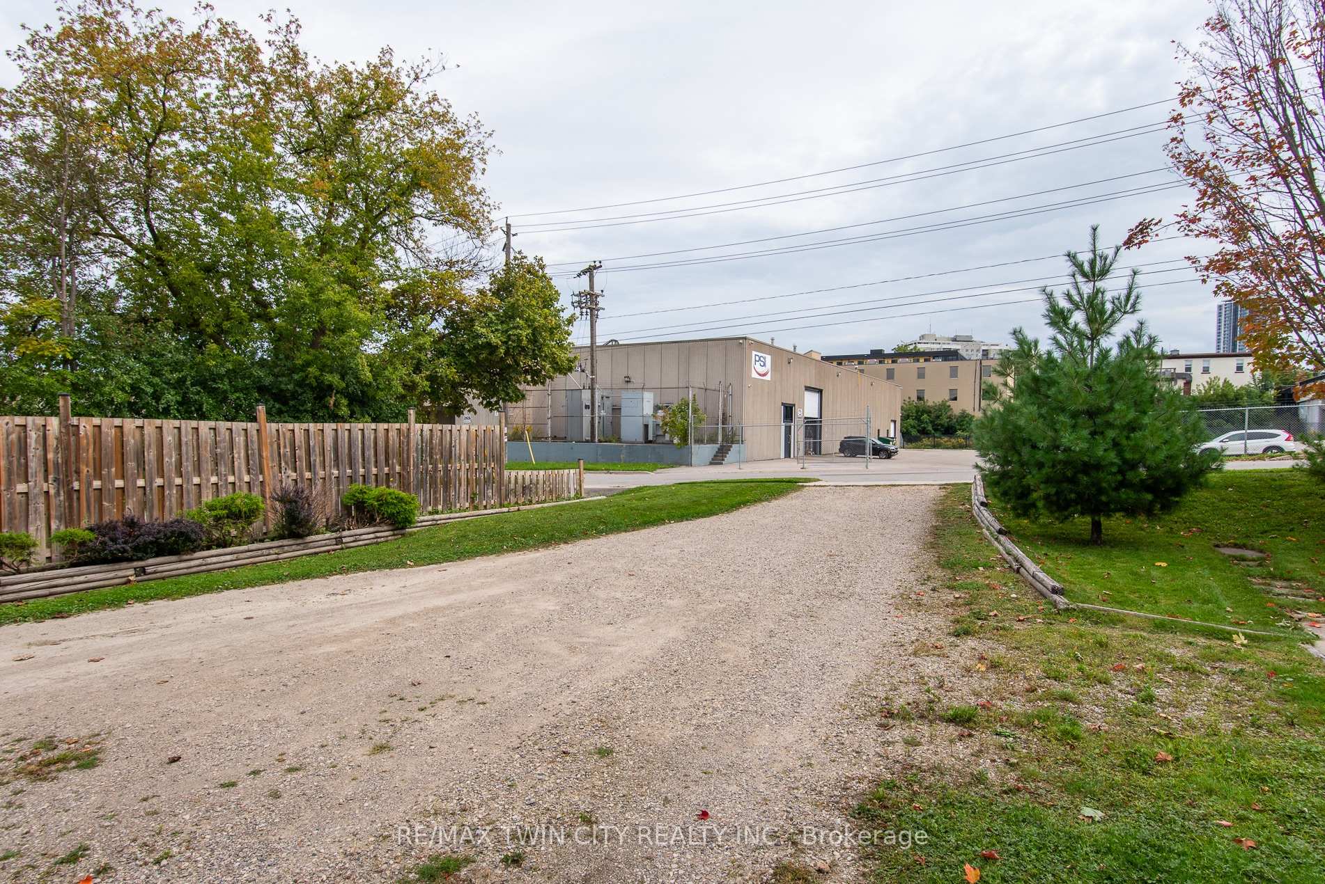 Photo 9 of 94 Margaret Avenue, Kitchener, Mount Hope Huron Park — HOMEH