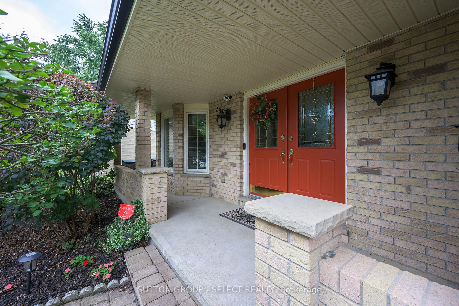 Photo 4 of 384 Eastcastle Place, London, North K — HOMEH