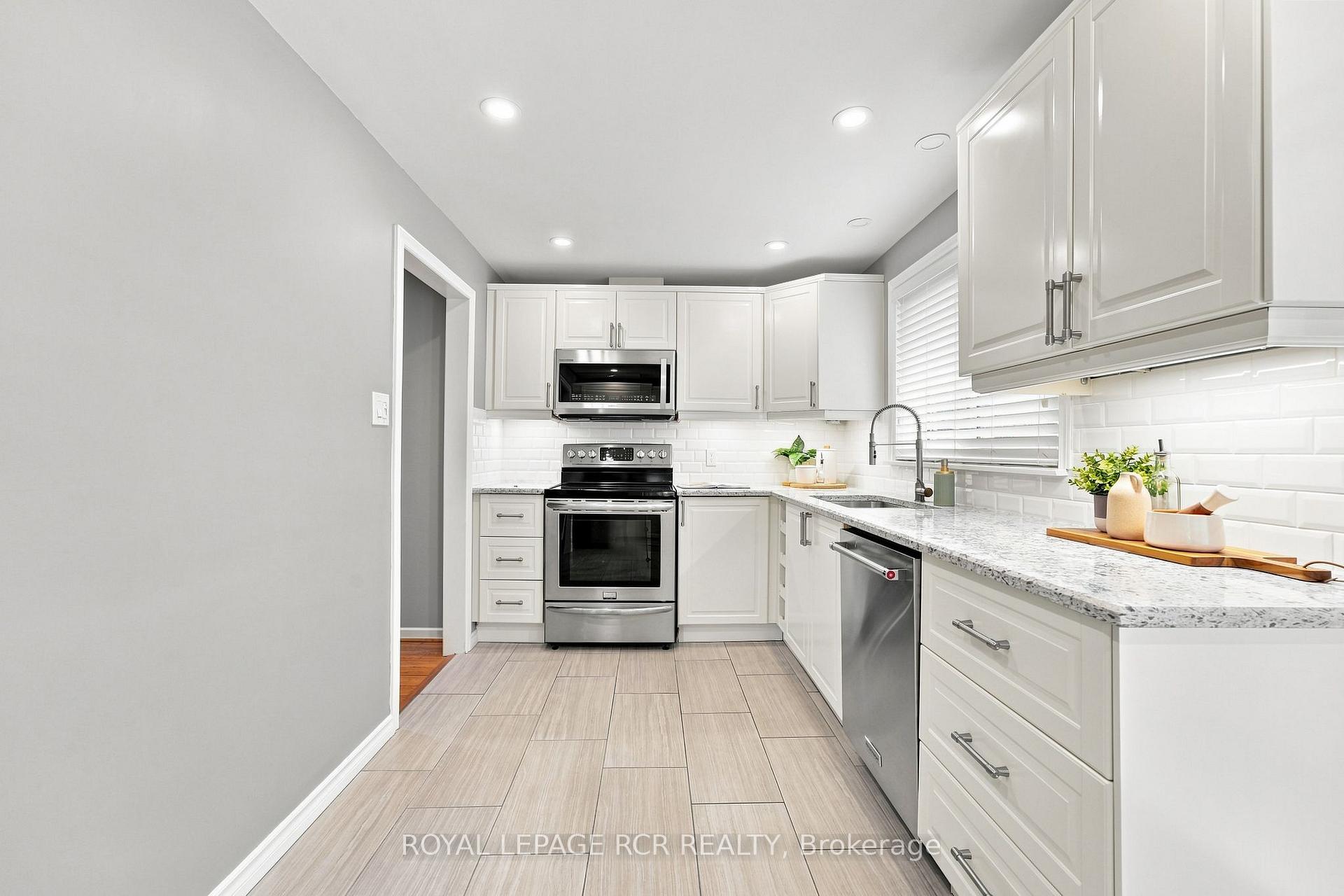 Photo 15 of 101 Hill Drive, Aurora, Aurora Heights — HOMEH