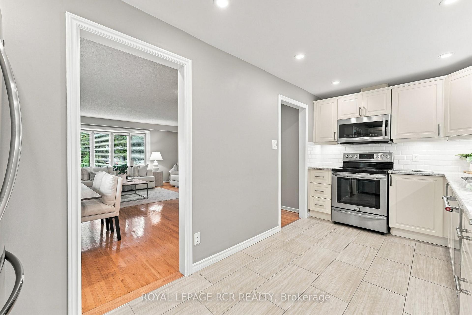 Photo 17 of 101 Hill Drive, Aurora, Aurora Heights — HOMEH