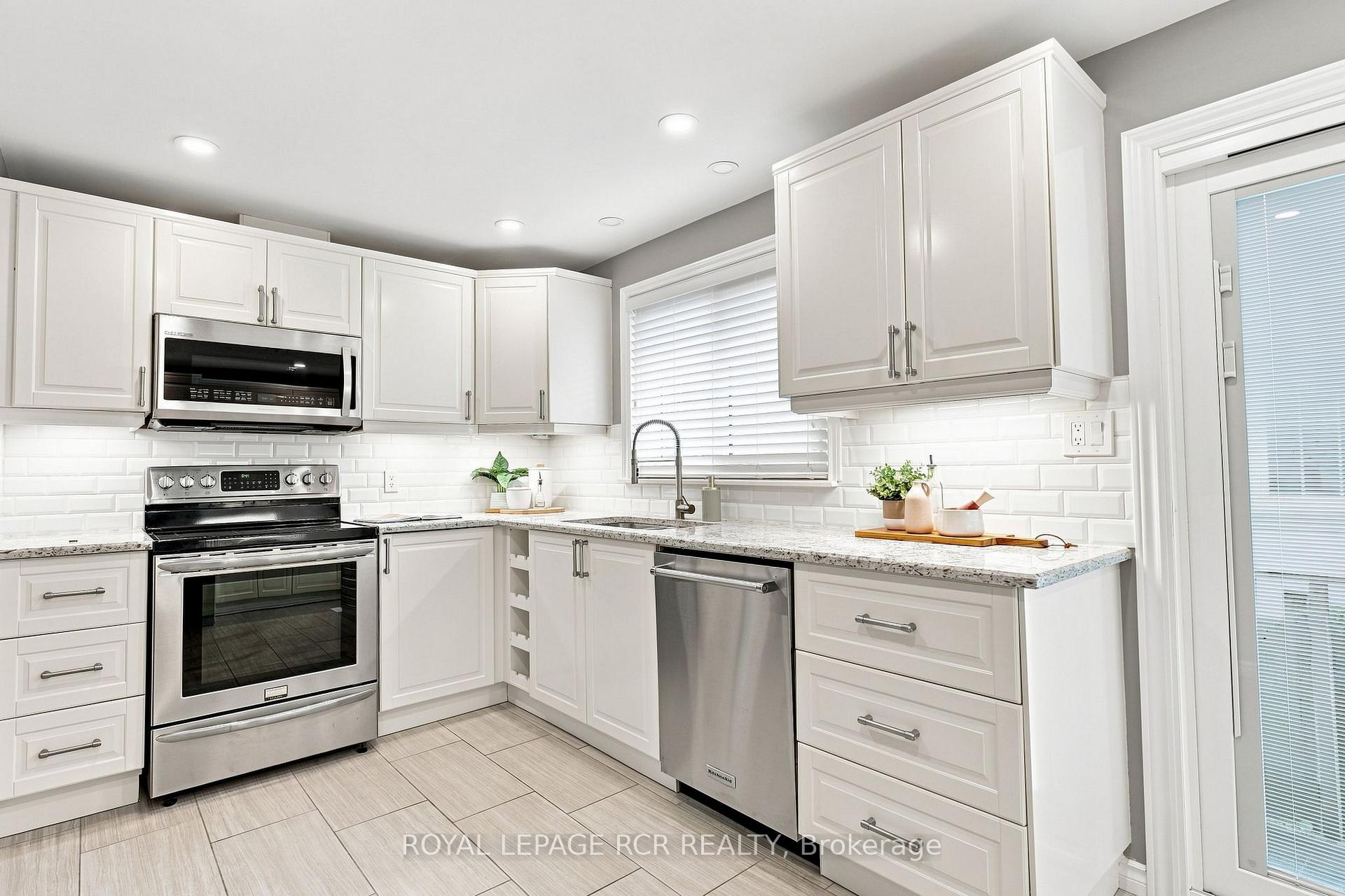 Photo 18 of 101 Hill Drive, Aurora, Aurora Heights — HOMEH