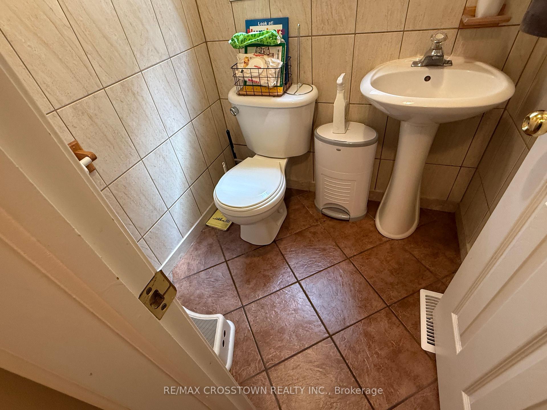 Photo 6 of Unit Upper, 22 Eaglestone Lane, Barrie, Ardagh — HOMEH