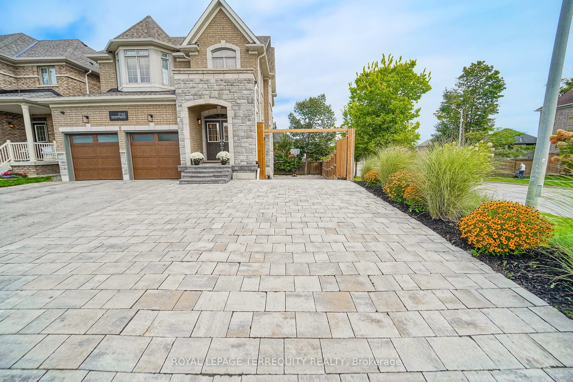 Photo 3 of 2162 Dawson Crescent, Innisfil, Alcona — HOMEH