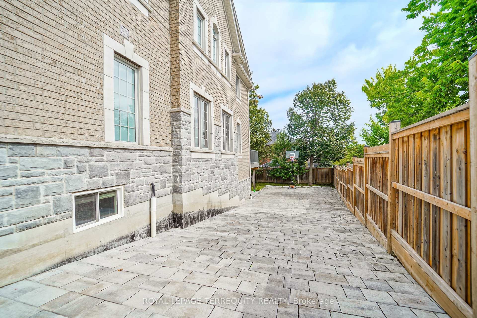 Photo 34 of 2162 Dawson Crescent, Innisfil, Alcona — HOMEH