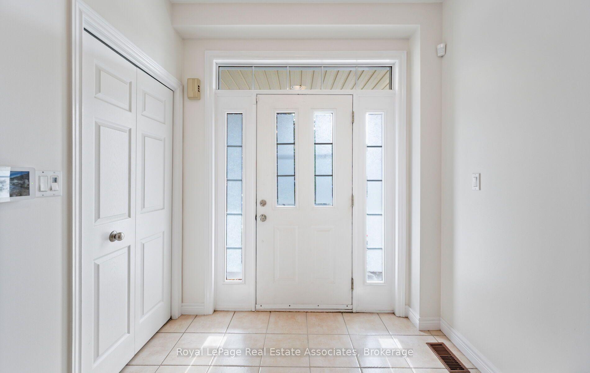 Photo 5 of 17 Nelles Street, Halton Hills, Acton — HOMEH