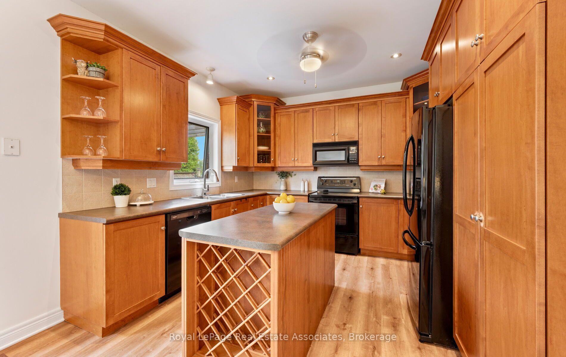 Photo 23 of 17 Nelles Street, Halton Hills, Acton — HOMEH