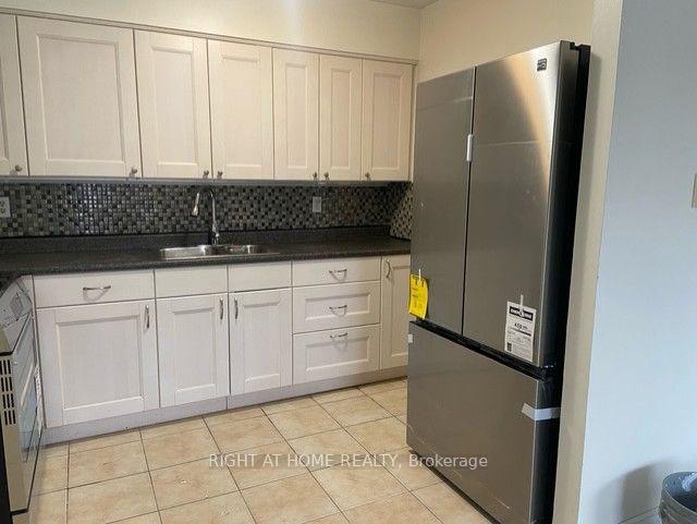 Photo 2 of Unit Unit B, 3358 Lake Shore Boulevard, Etobicoke, Long Branch — HOMEH