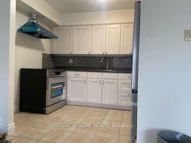 Photo 3 of Unit Unit B, 3358 Lake Shore Boulevard, Etobicoke, Long Branch — HOMEH
