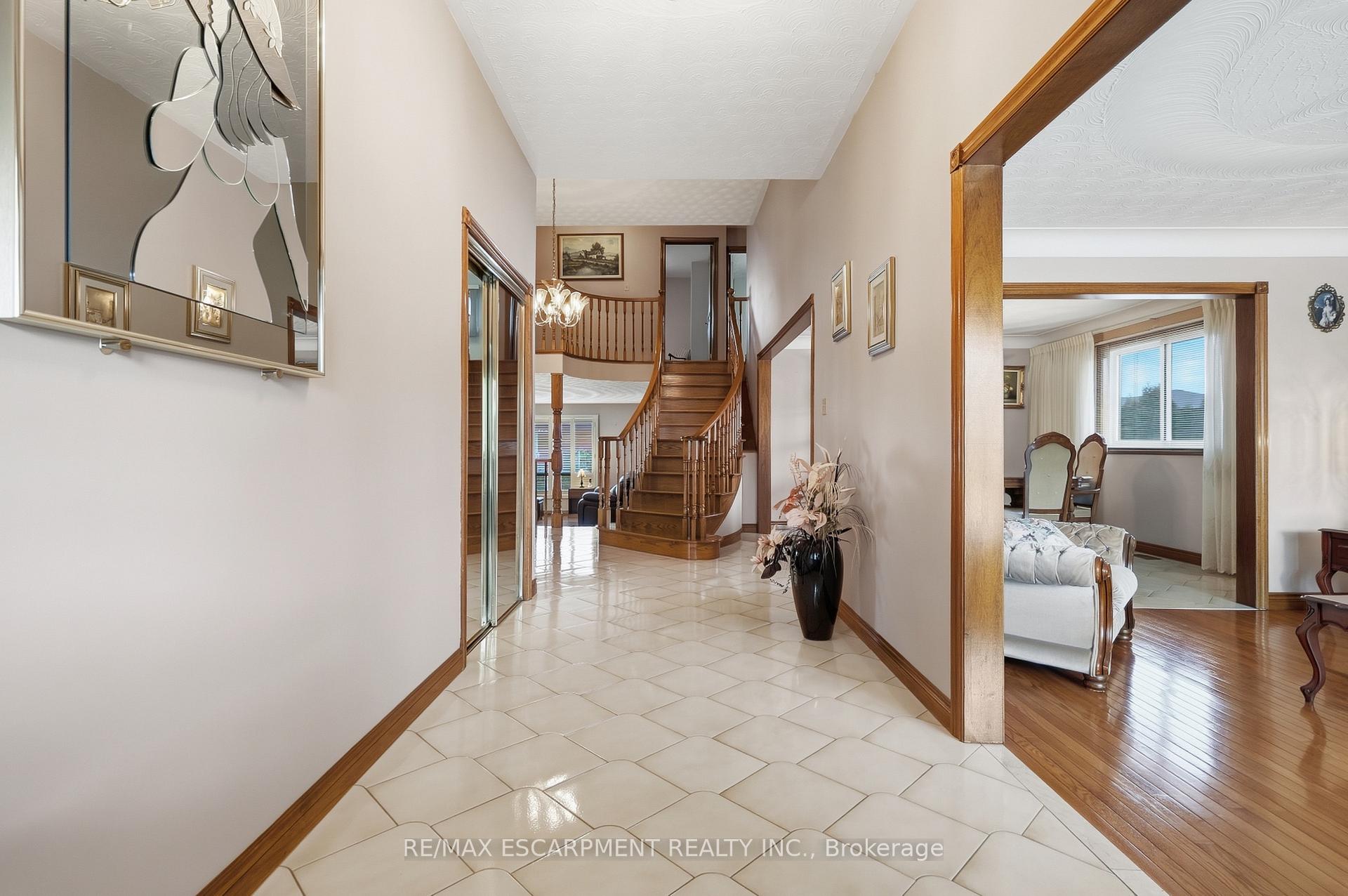 Photo 4 of 7 Vinehill Drive, Hamilton, Stoney Creek Mountain — HOMEH