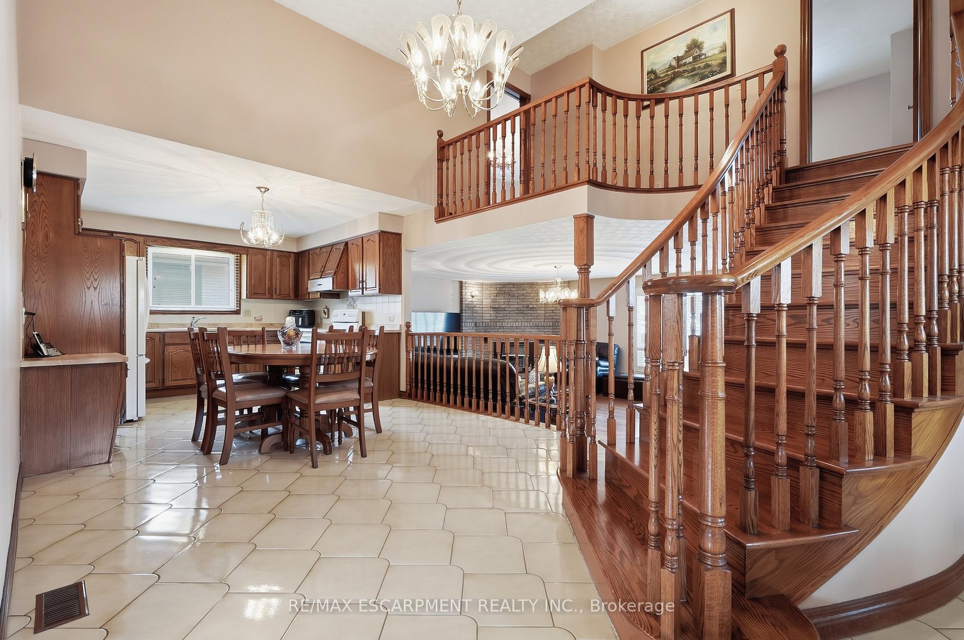 Photo 5 of 7 Vinehill Drive, Hamilton, Stoney Creek Mountain — HOMEH