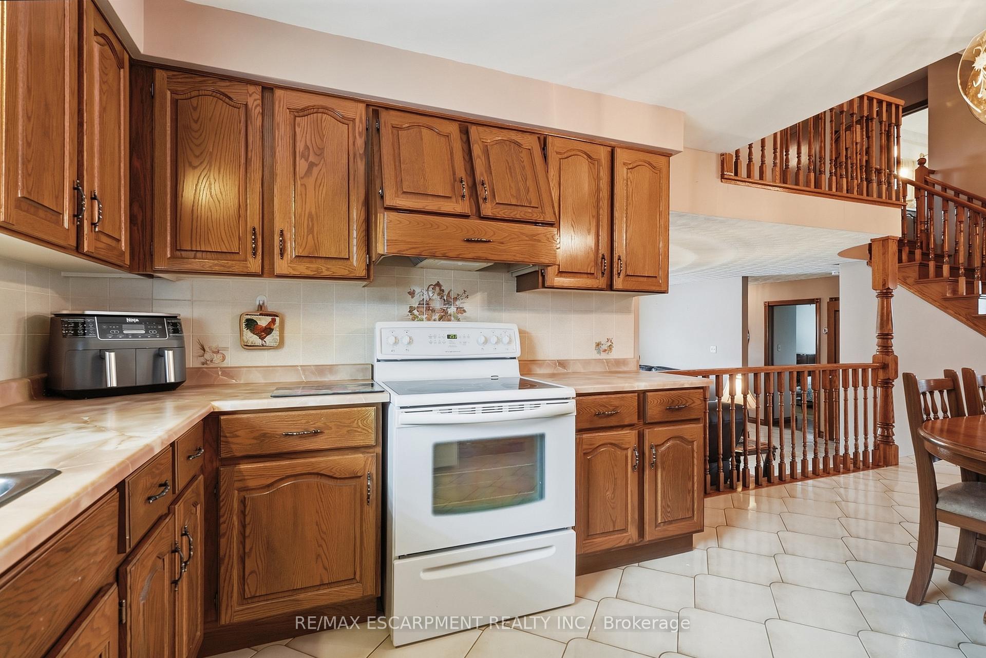 Photo 7 of 7 Vinehill Drive, Hamilton, Stoney Creek Mountain — HOMEH
