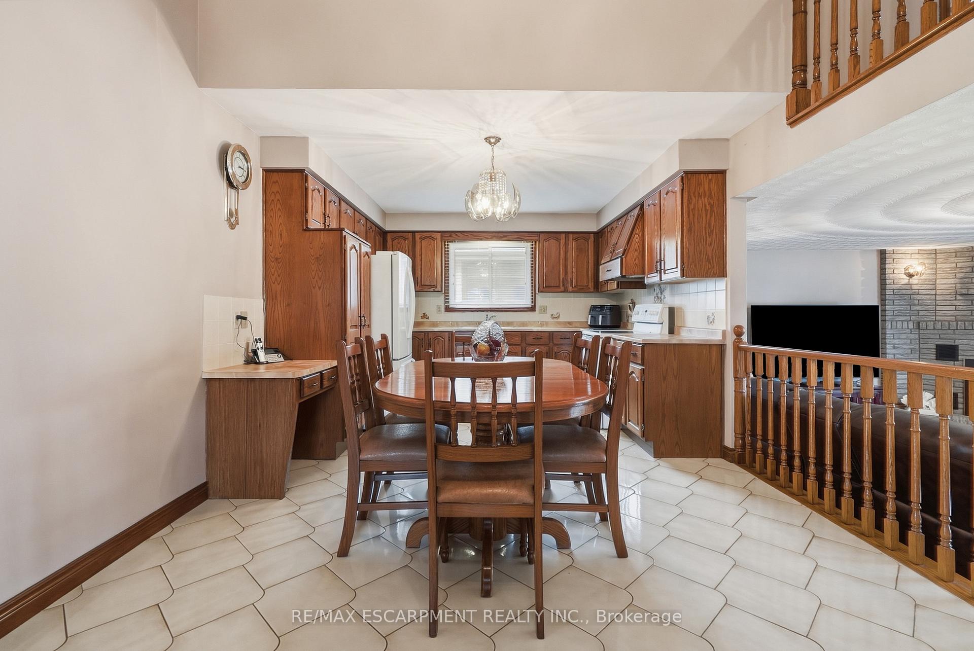 Photo 8 of 7 Vinehill Drive, Hamilton, Stoney Creek Mountain — HOMEH