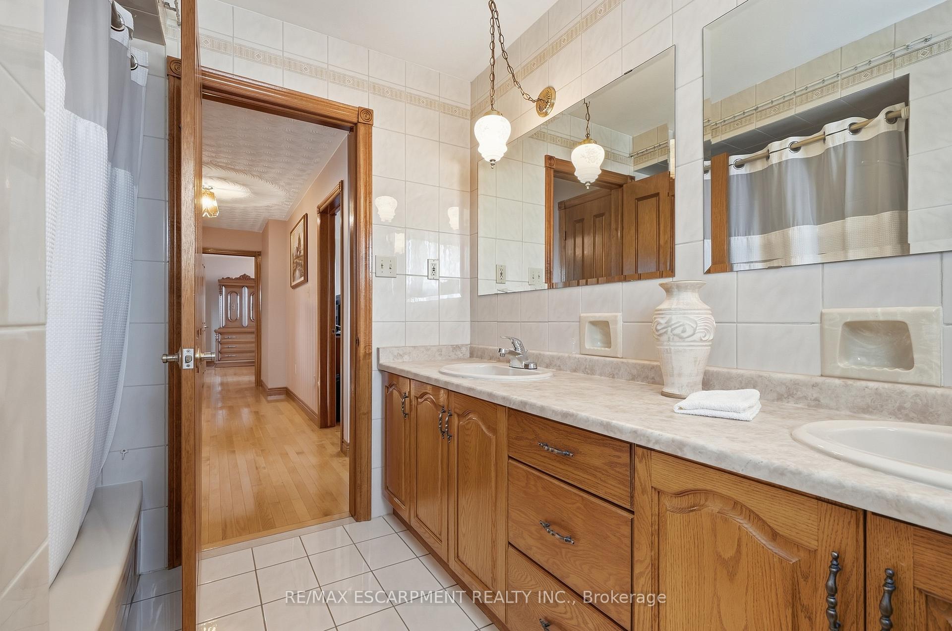 Photo 32 of 7 Vinehill Drive, Hamilton, Stoney Creek Mountain — HOMEH