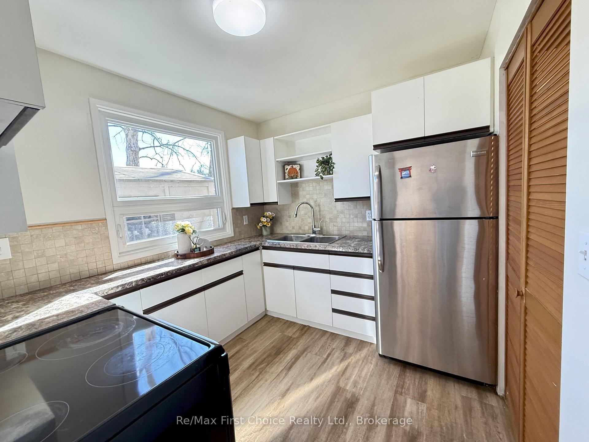 Photo 10 of Unit 32, 585 Nobel Road, Thunder Bay, Academy Heights — HOMEH
