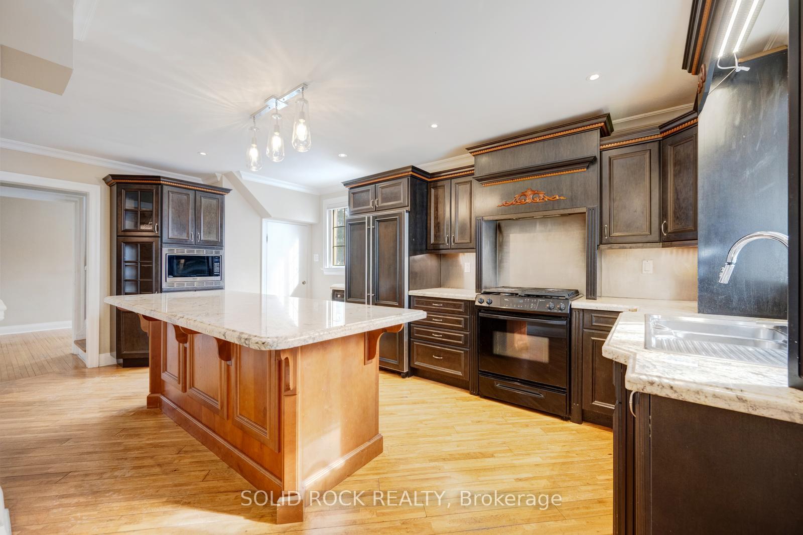 Photo 11 of 117 Mill Street S, Brampton, Downtown Brampton — HOMEH