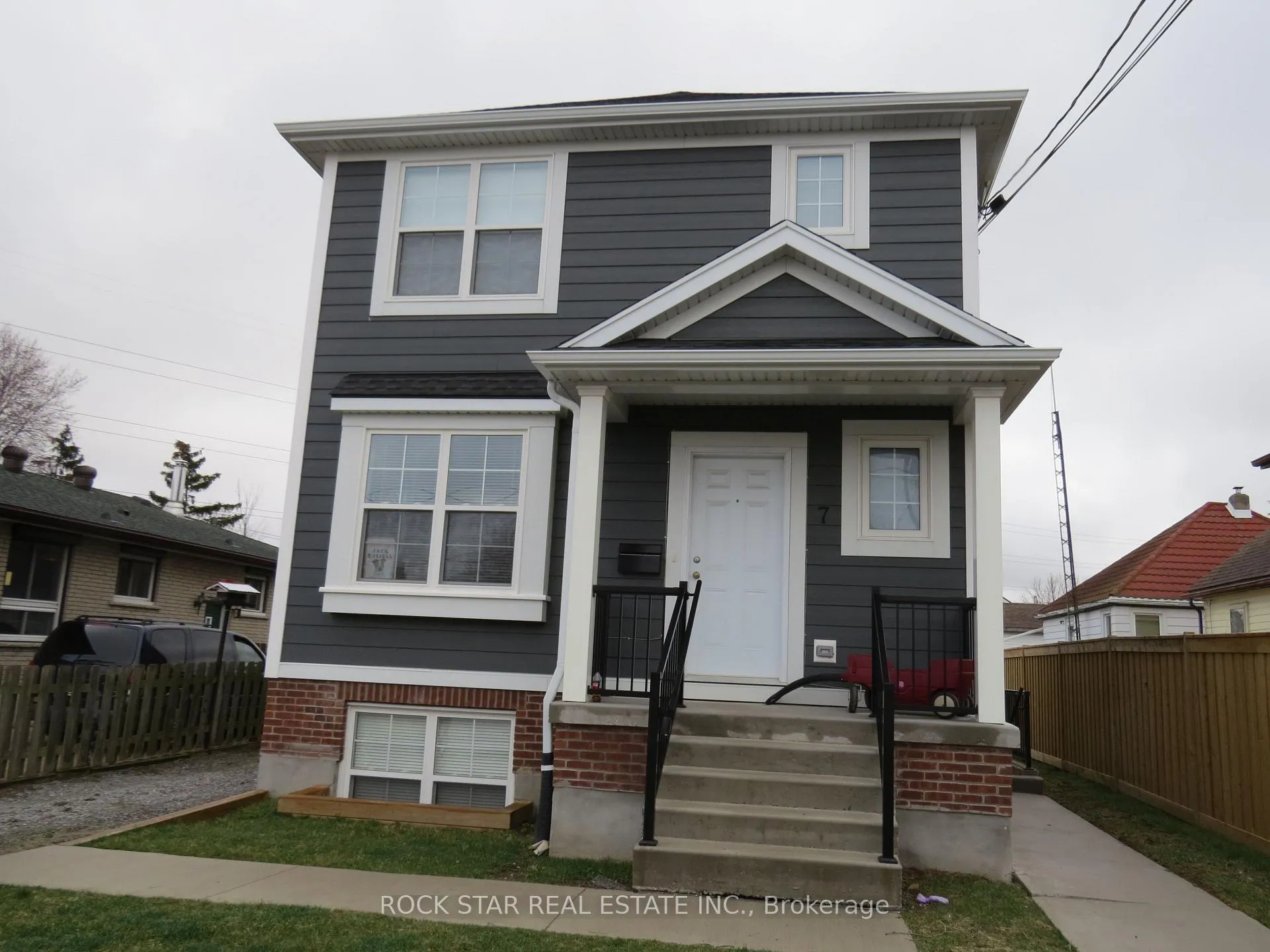Photo 3 of 7 Dundonald Street, St. Catharines, Secord Woods — HOMEH