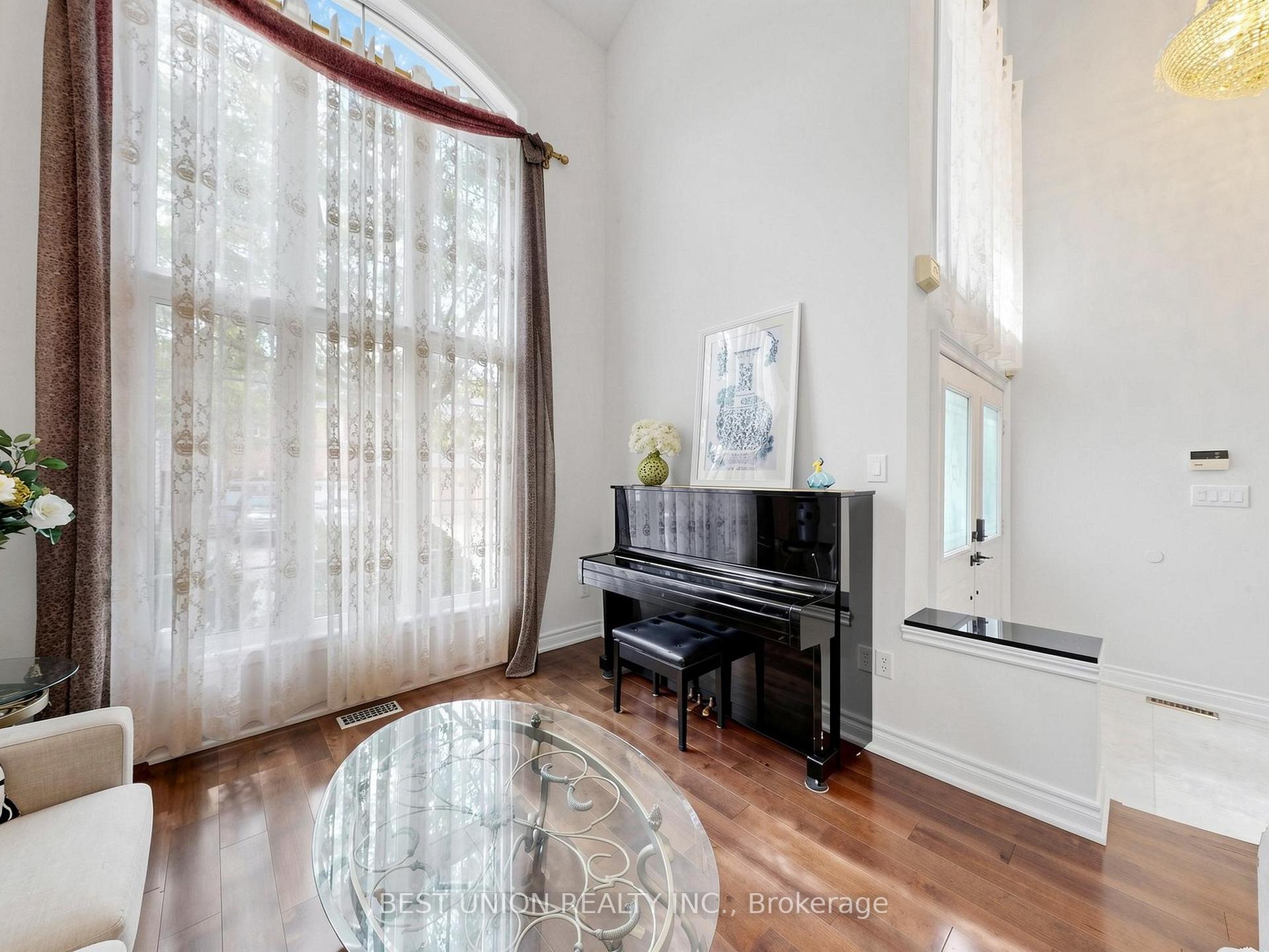 Photo 13 of 40 Gemini Crescent, Richmond Hill, Rouge Woods — HOMEH