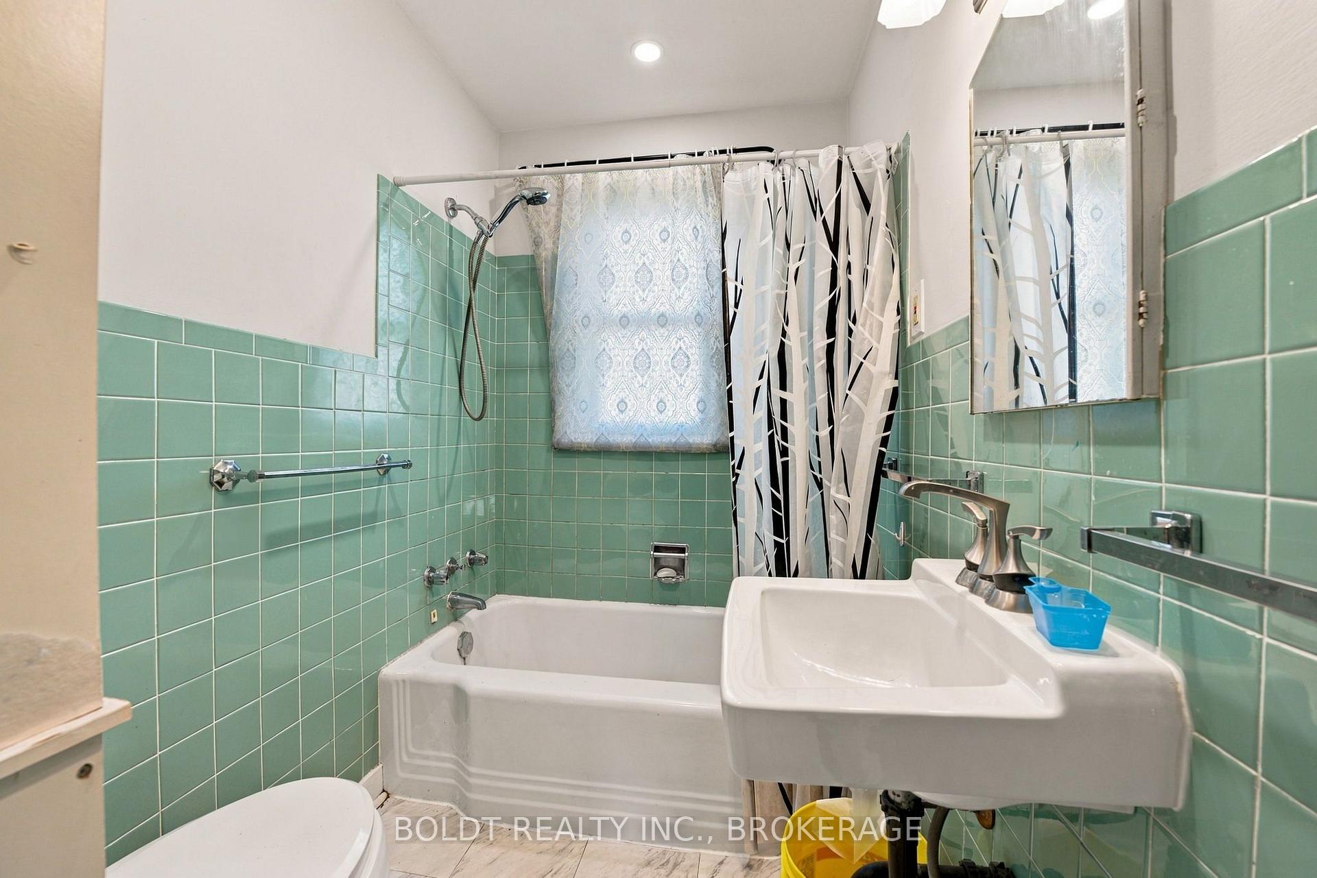 Photo 17 of Unit Upper, 403 Grantham Avenue, St. Catharines, Carlton/Bunting — HOMEH