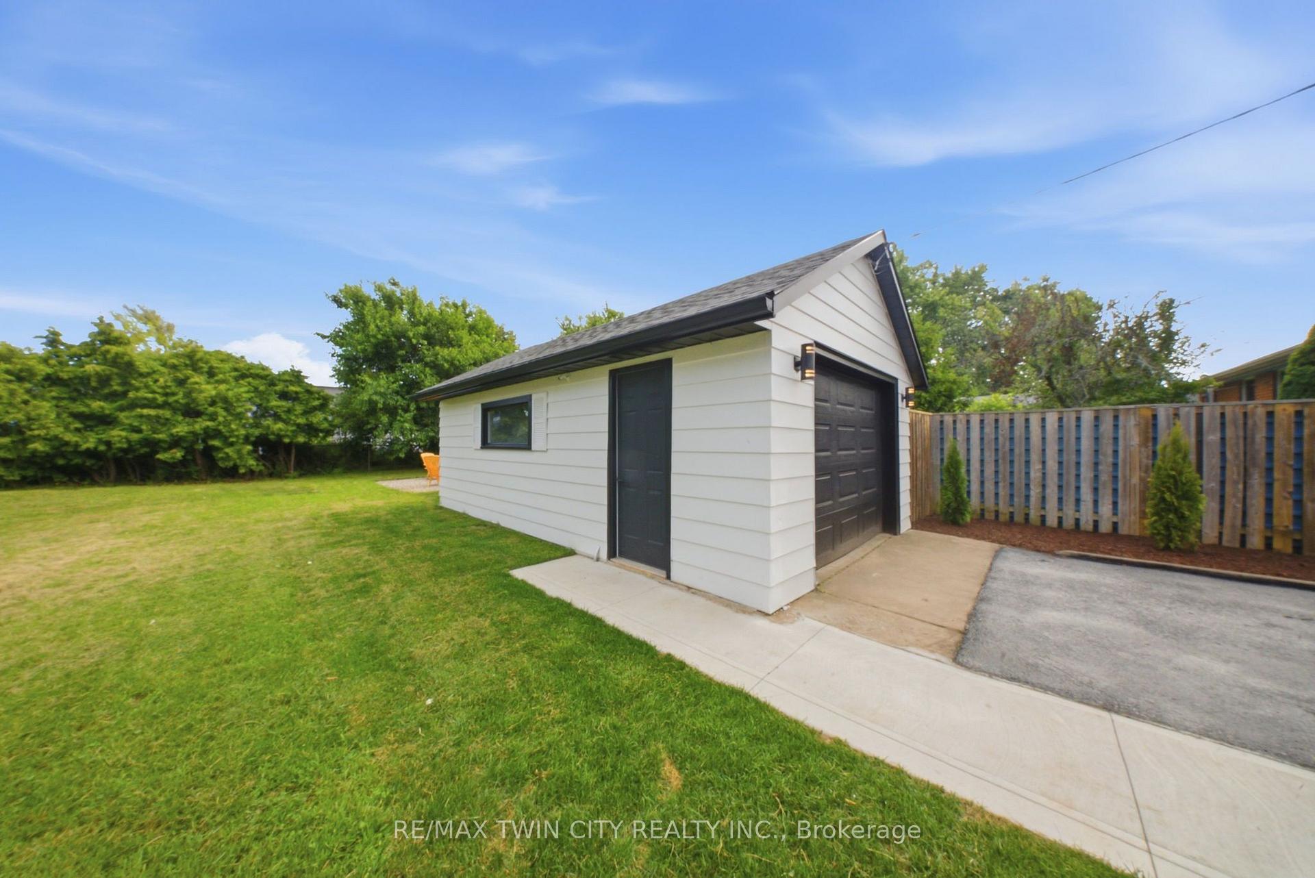 Photo 34 of 92 Fairview Drive, Brantford, Fairview/Greenbrier — HOMEH