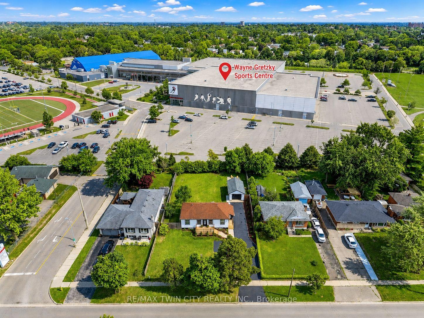 Photo 37 of 92 Fairview Drive, Brantford, Fairview/Greenbrier — HOMEH