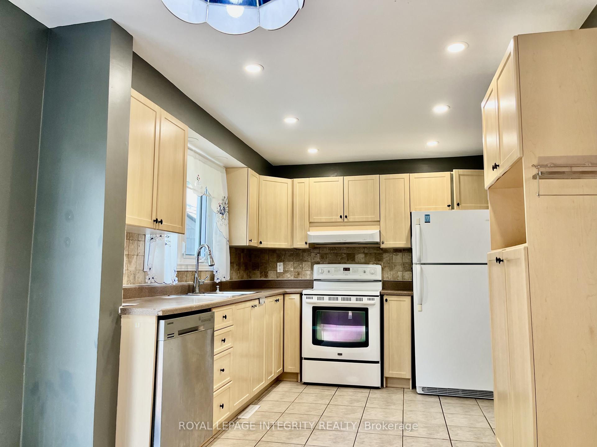 Photo 3 of 1843 Prestwick Drive, Ottawa, Queenswood Heights South — HOMEH