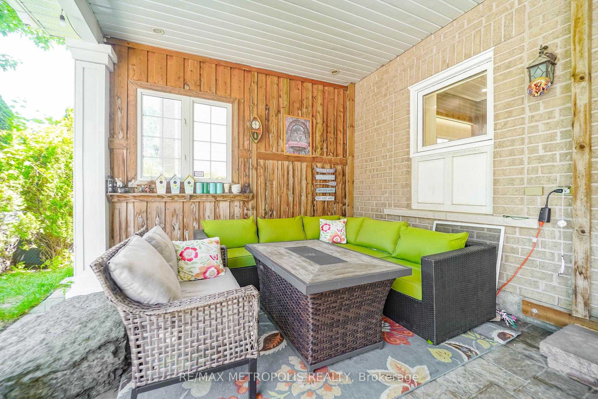 Photo 12 of 114 Selwyn Road, Richmond Hill, Jefferson — HOMEH