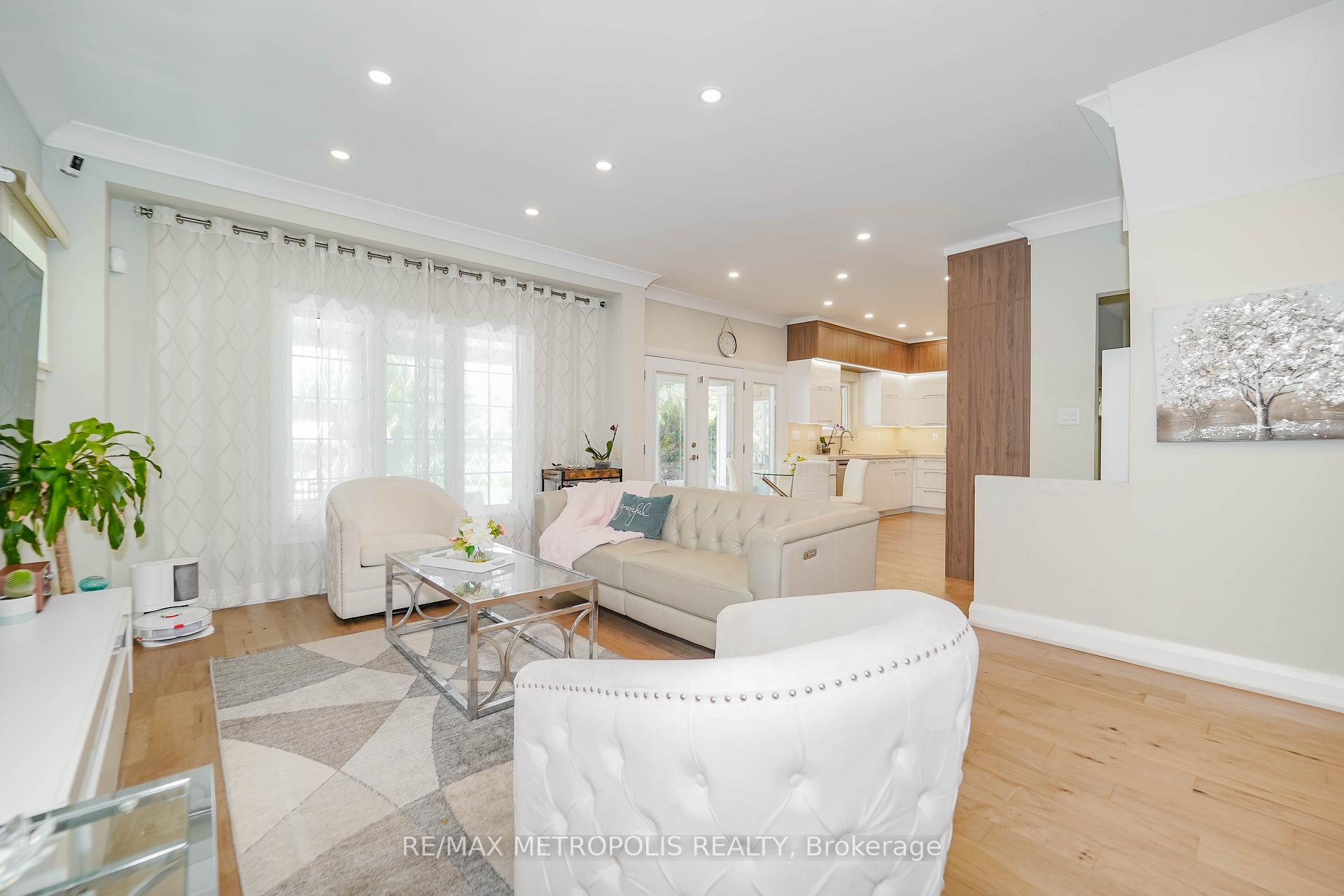 Photo 21 of 114 Selwyn Road, Richmond Hill, Jefferson — HOMEH