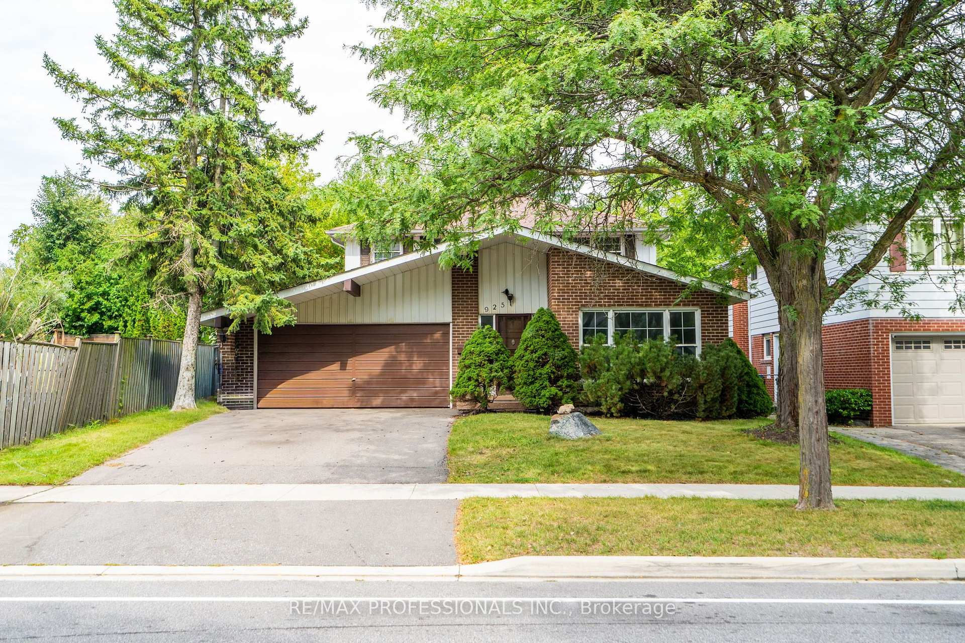 Photo 1 of 925 Runningbrook Drive, Mississauga, Applewood — HOMEH