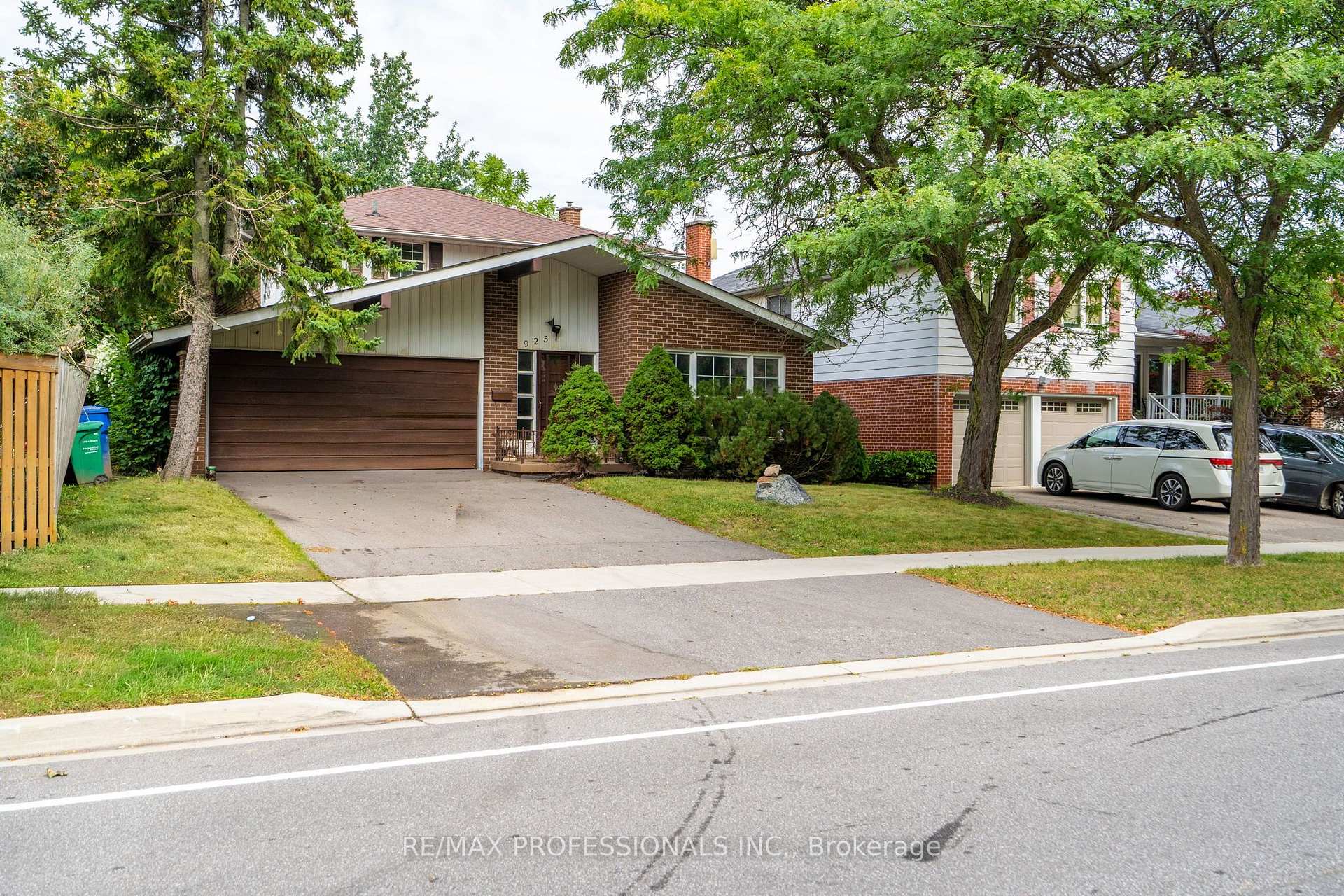 Photo 2 of 925 Runningbrook Drive, Mississauga, Applewood — HOMEH