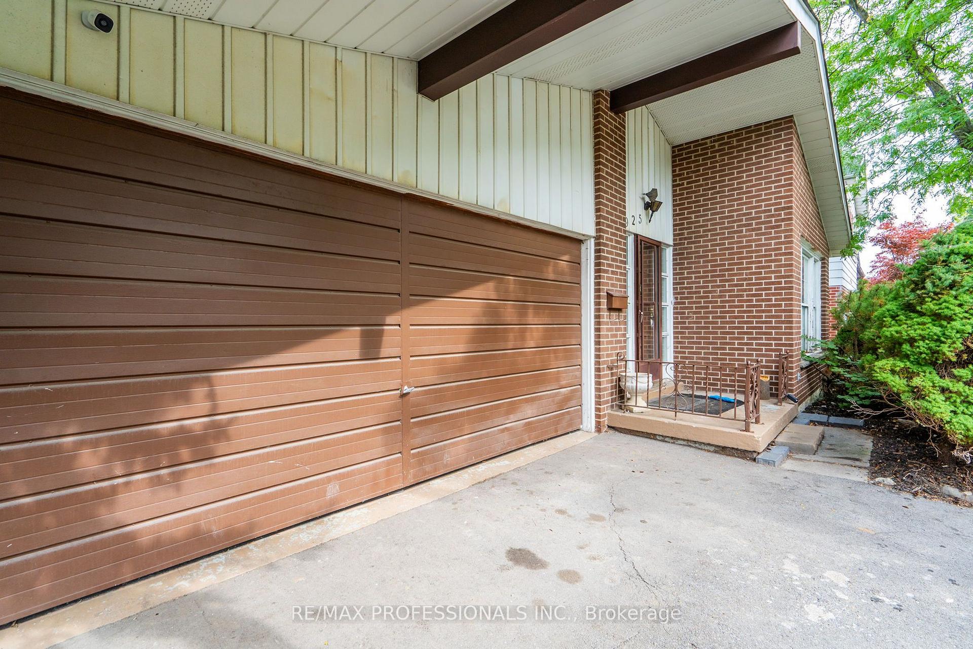 Photo 4 of 925 Runningbrook Drive, Mississauga, Applewood — HOMEH