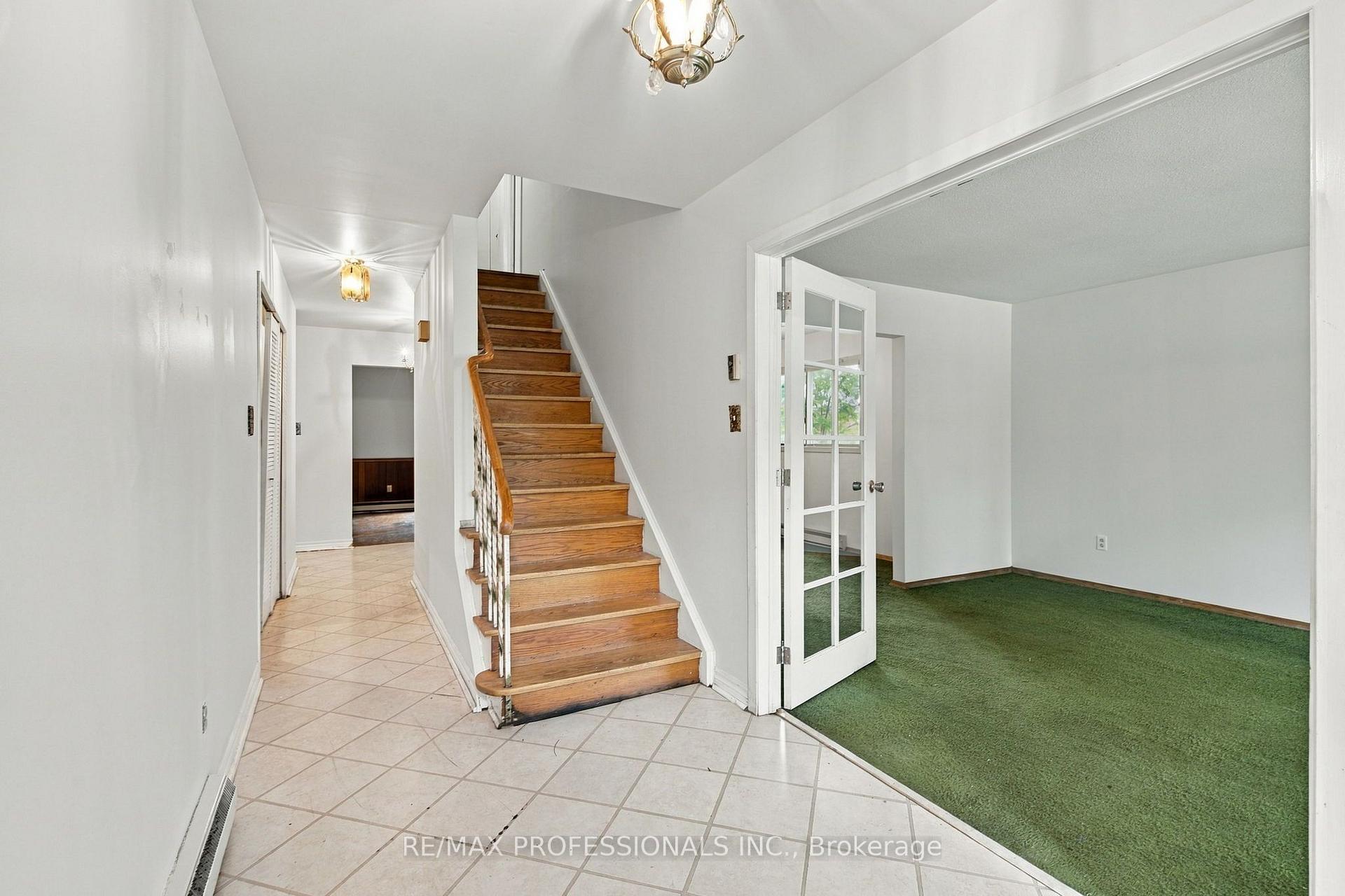 Photo 5 of 925 Runningbrook Drive, Mississauga, Applewood — HOMEH