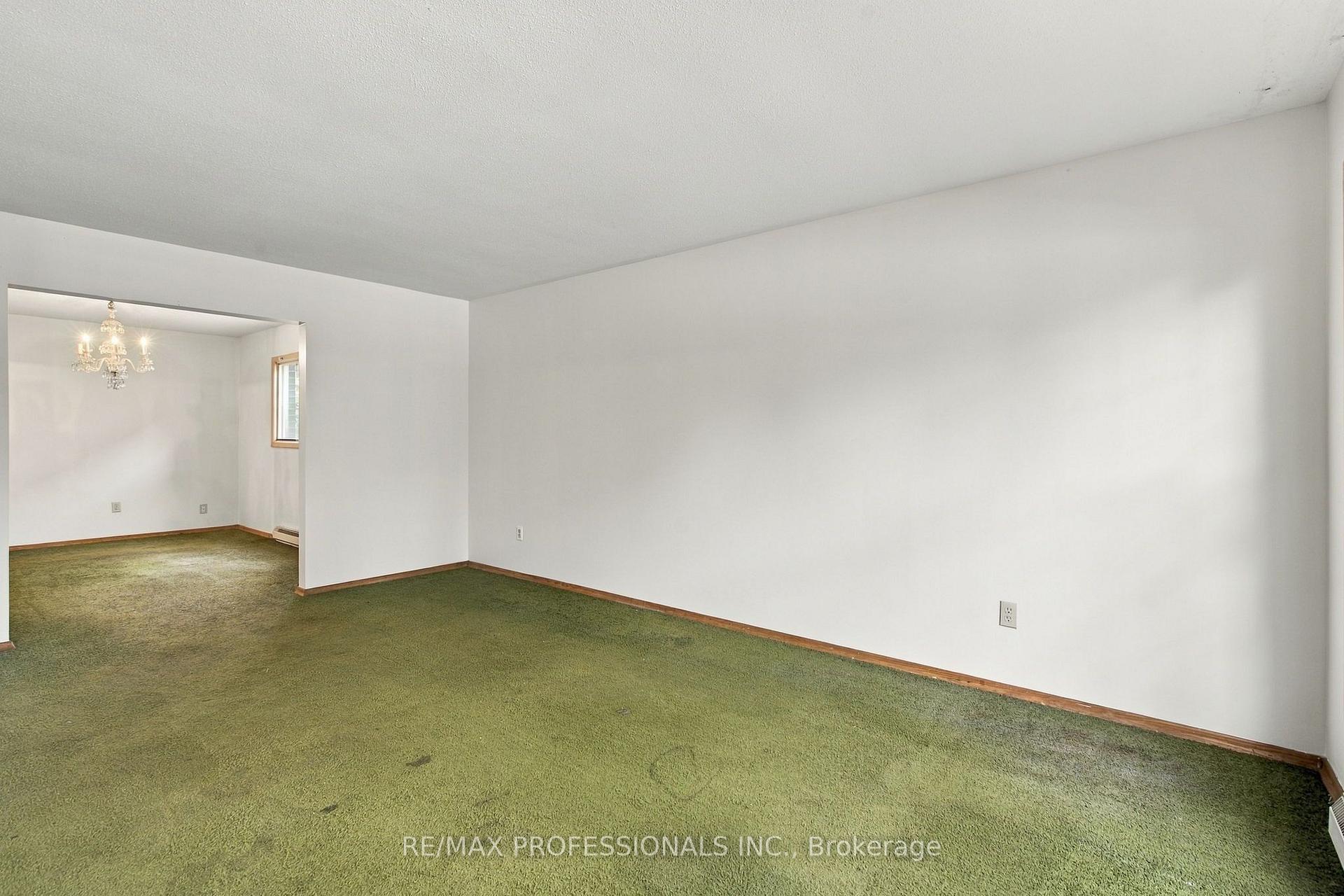 Photo 6 of 925 Runningbrook Drive, Mississauga, Applewood — HOMEH