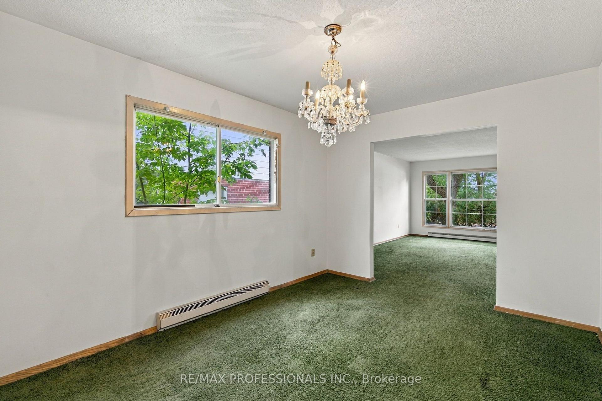 Photo 9 of 925 Runningbrook Drive, Mississauga, Applewood — HOMEH