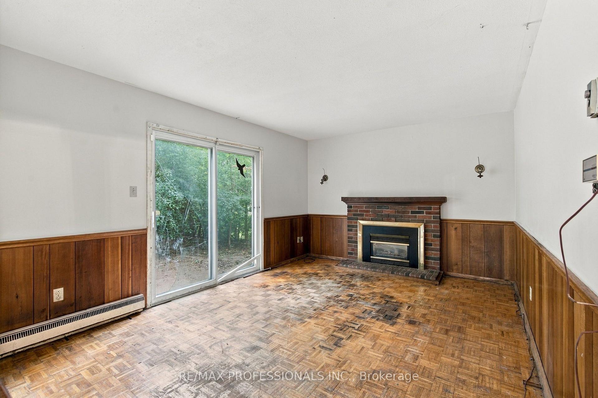 Photo 10 of 925 Runningbrook Drive, Mississauga, Applewood — HOMEH