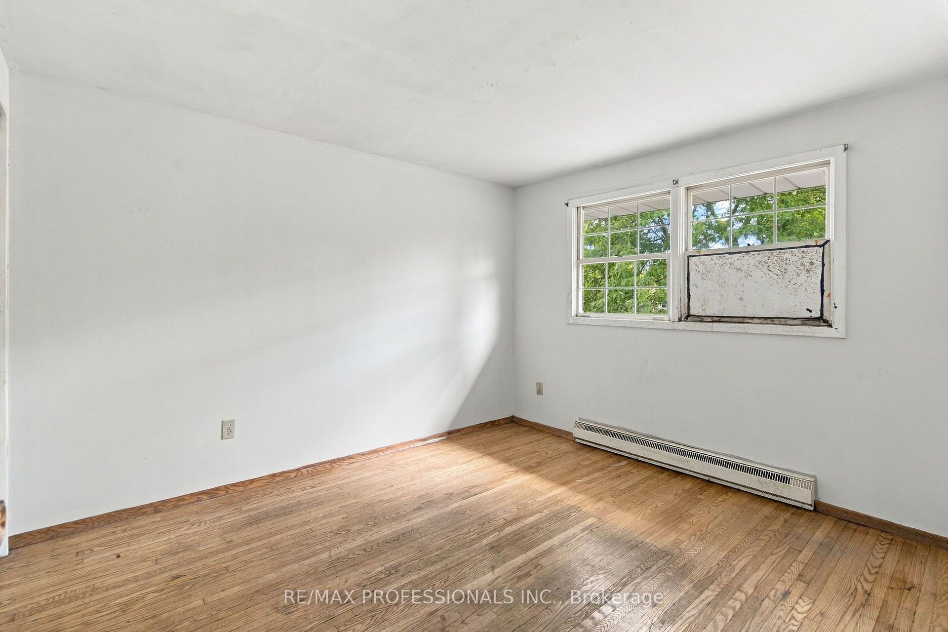 Photo 15 of 925 Runningbrook Drive, Mississauga, Applewood — HOMEH