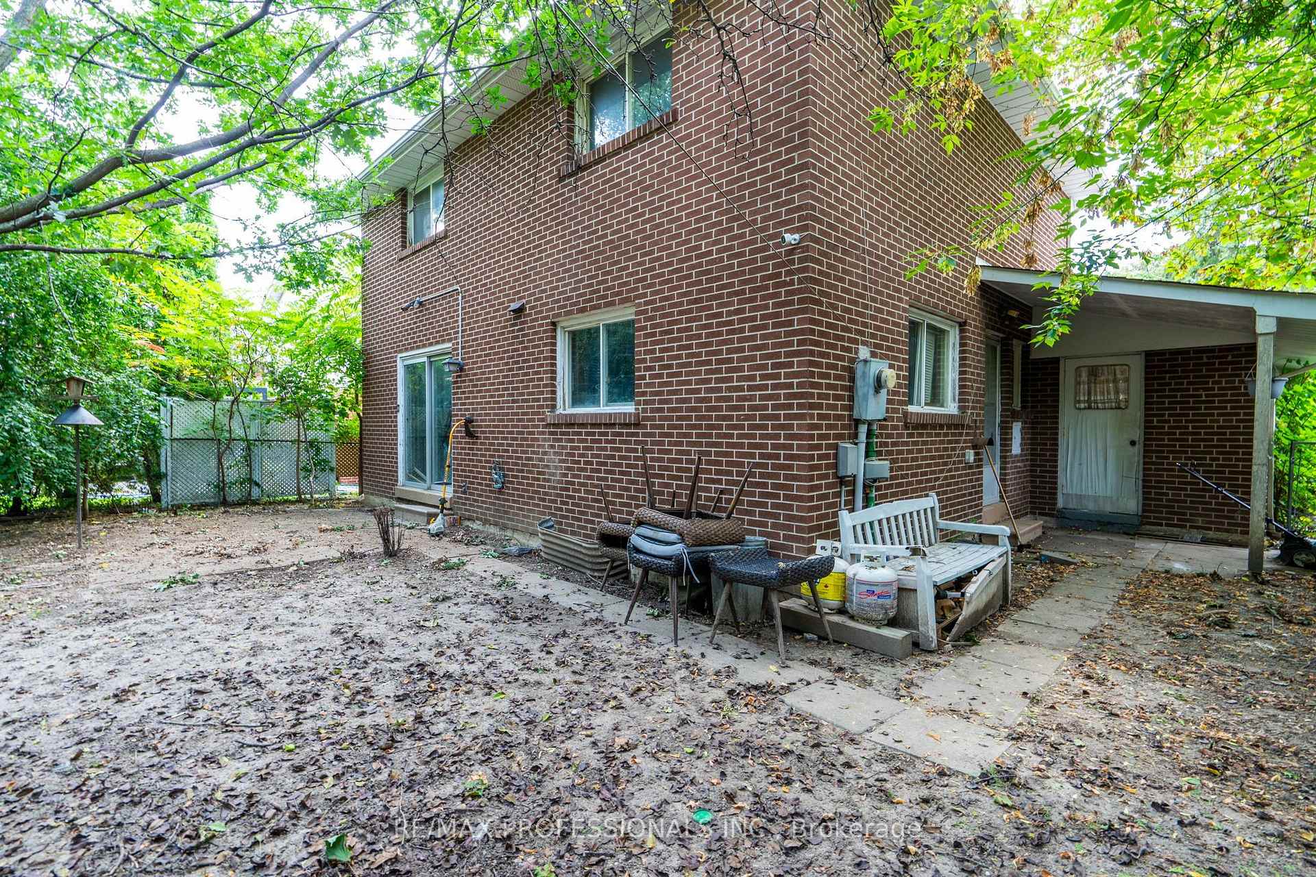 Photo 29 of 925 Runningbrook Drive, Mississauga, Applewood — HOMEH