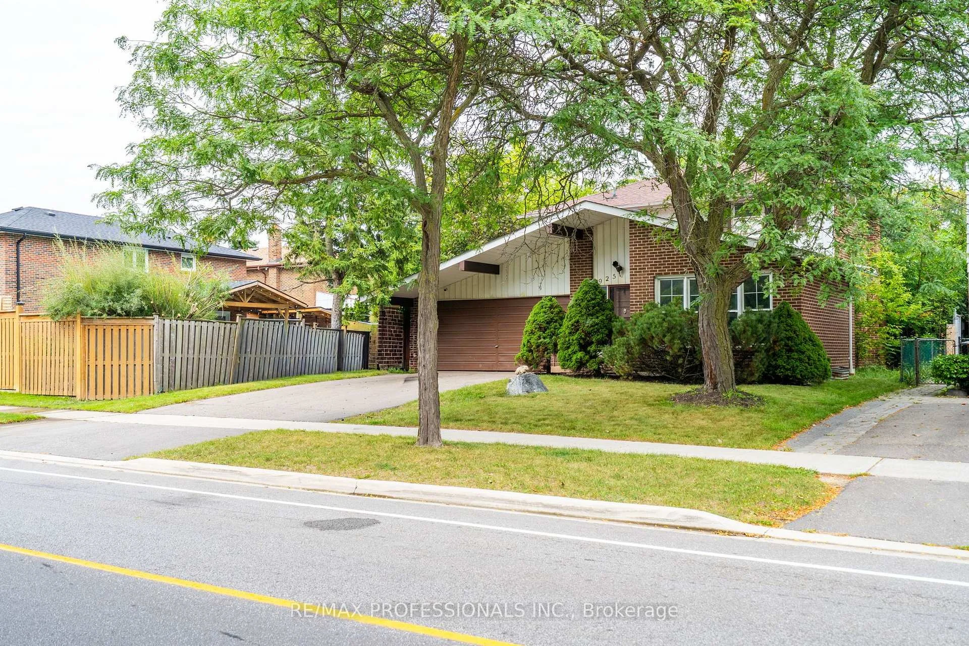 Photo 3 of 925 Runningbrook Drive, Mississauga, Applewood — HOMEH