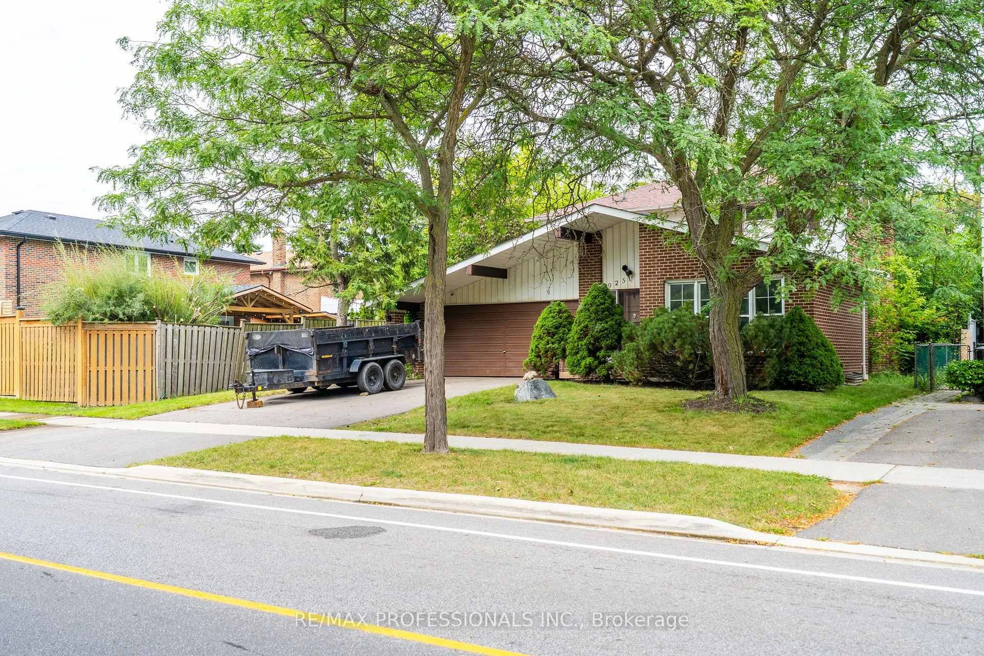 Photo 33 of 925 Runningbrook Drive, Mississauga, Applewood — HOMEH