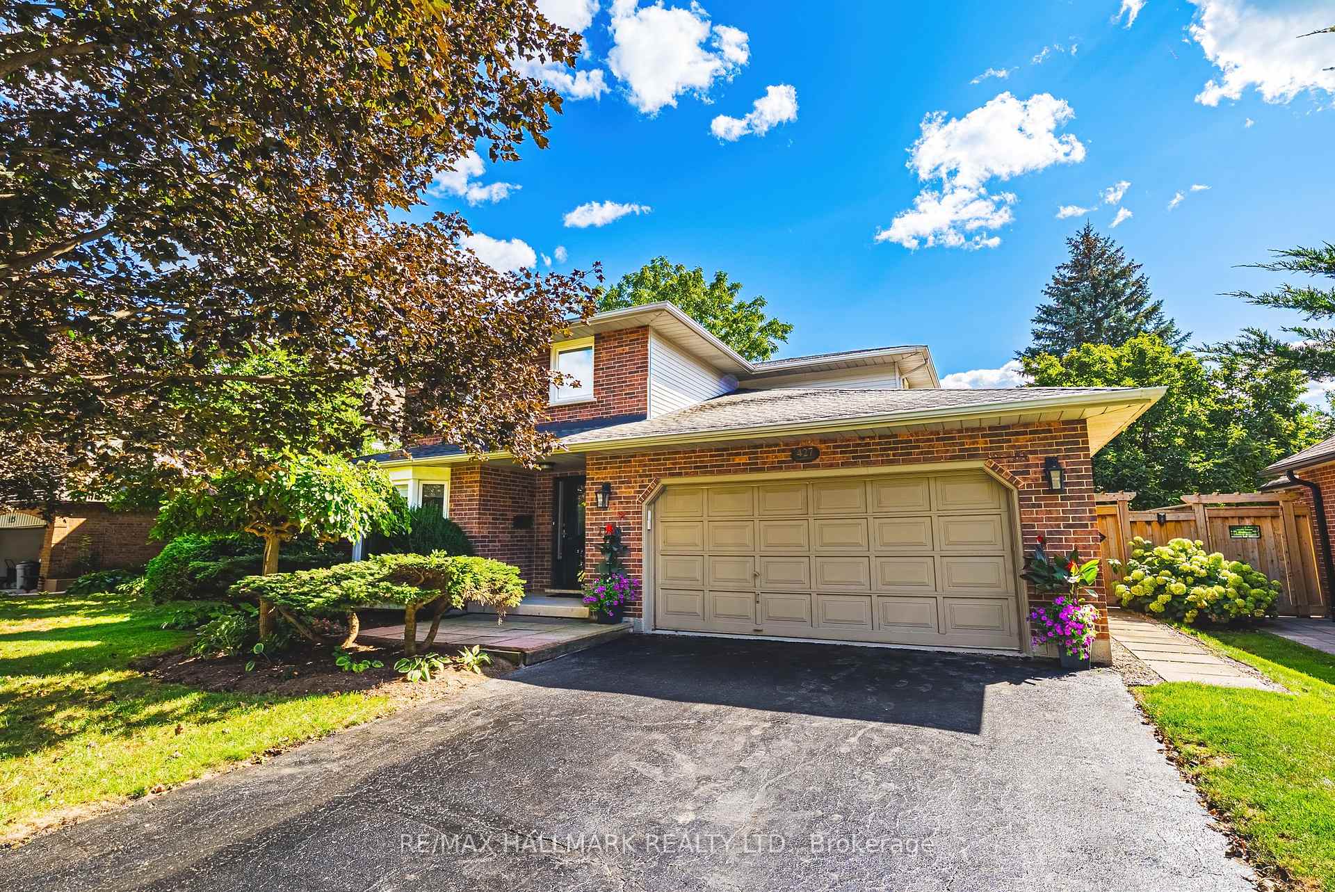 Photo 2 of 427 Melanie Crescent, Hamilton, Ancaster — HOMEH