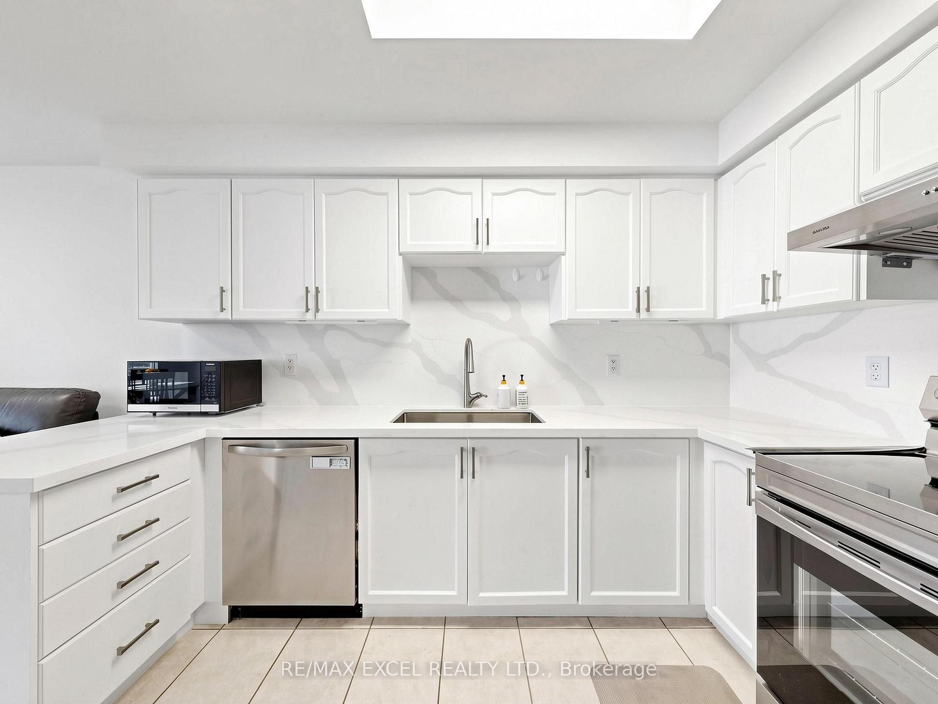 Photo 10 of 6 Barr Crescent, Aurora, Bayview Northeast — HOMEH