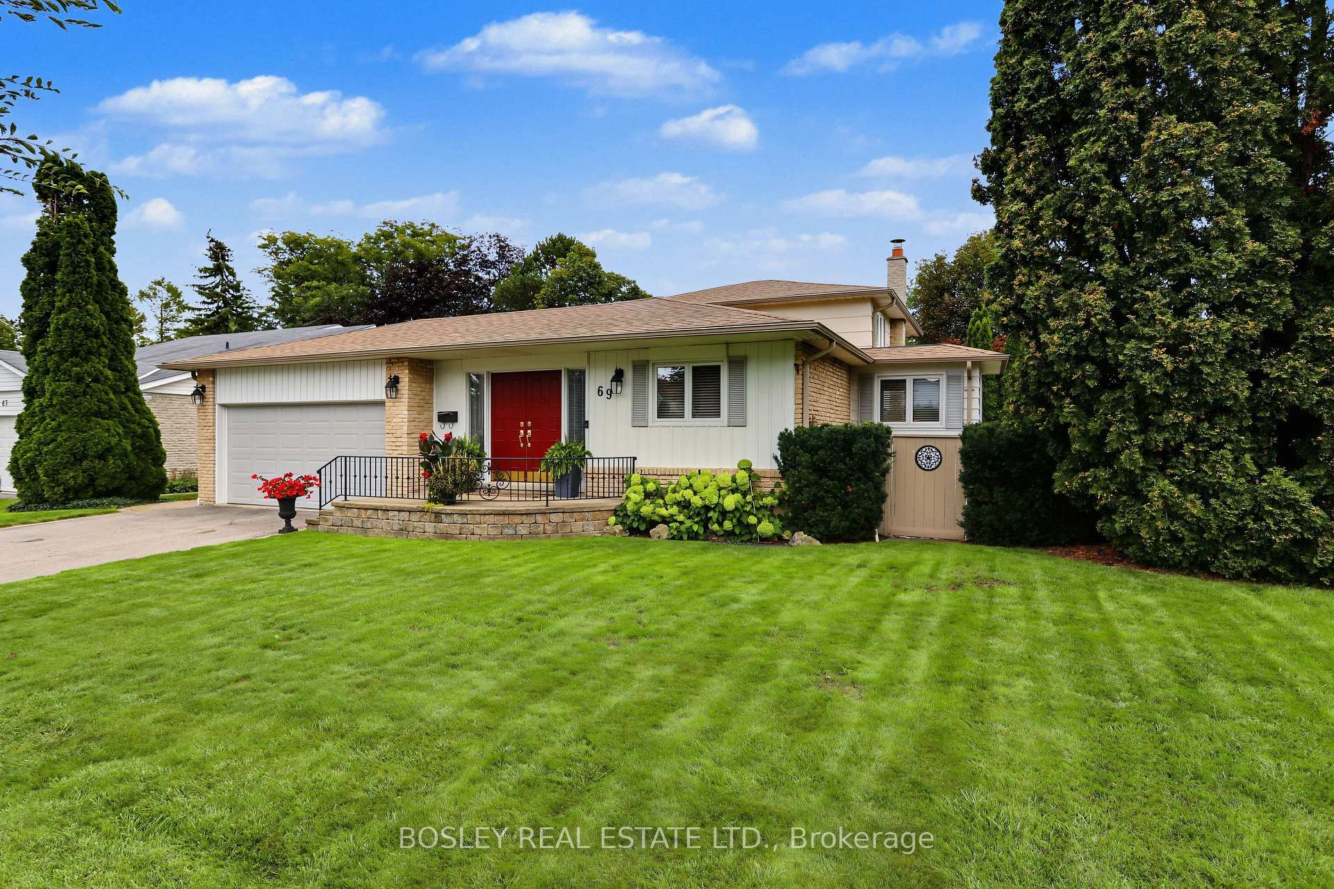 Photo 2 of 69 Fairway Drive, Aurora, Aurora Highlands — HOMEH