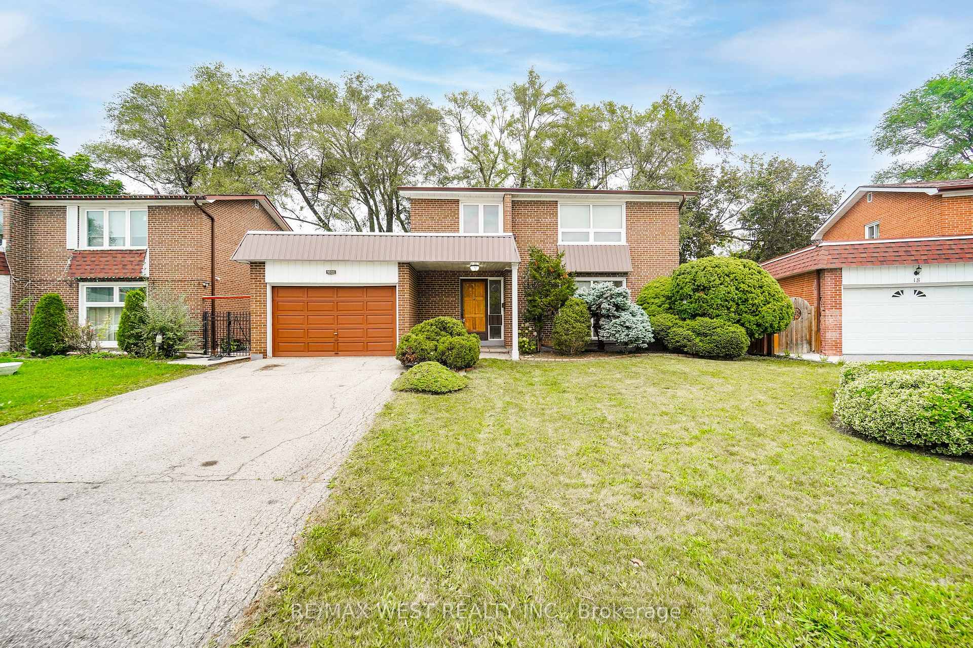 Photo 2 of 16 Opal Court, Etobicoke, Mount Olive-Silverstone-Jamestown — HOMEH
