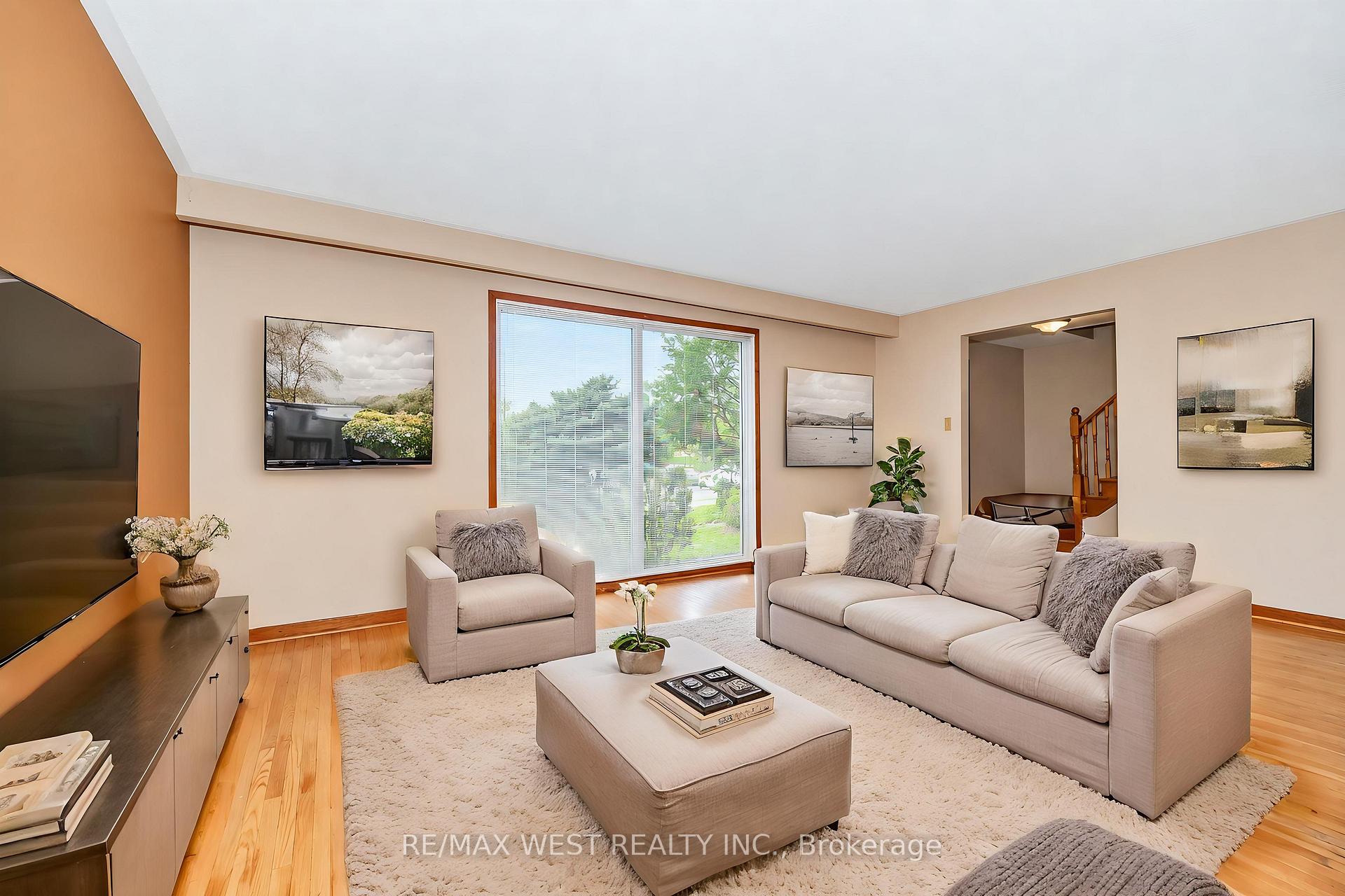 Photo 3 of 16 Opal Court, Etobicoke, Mount Olive-Silverstone-Jamestown — HOMEH