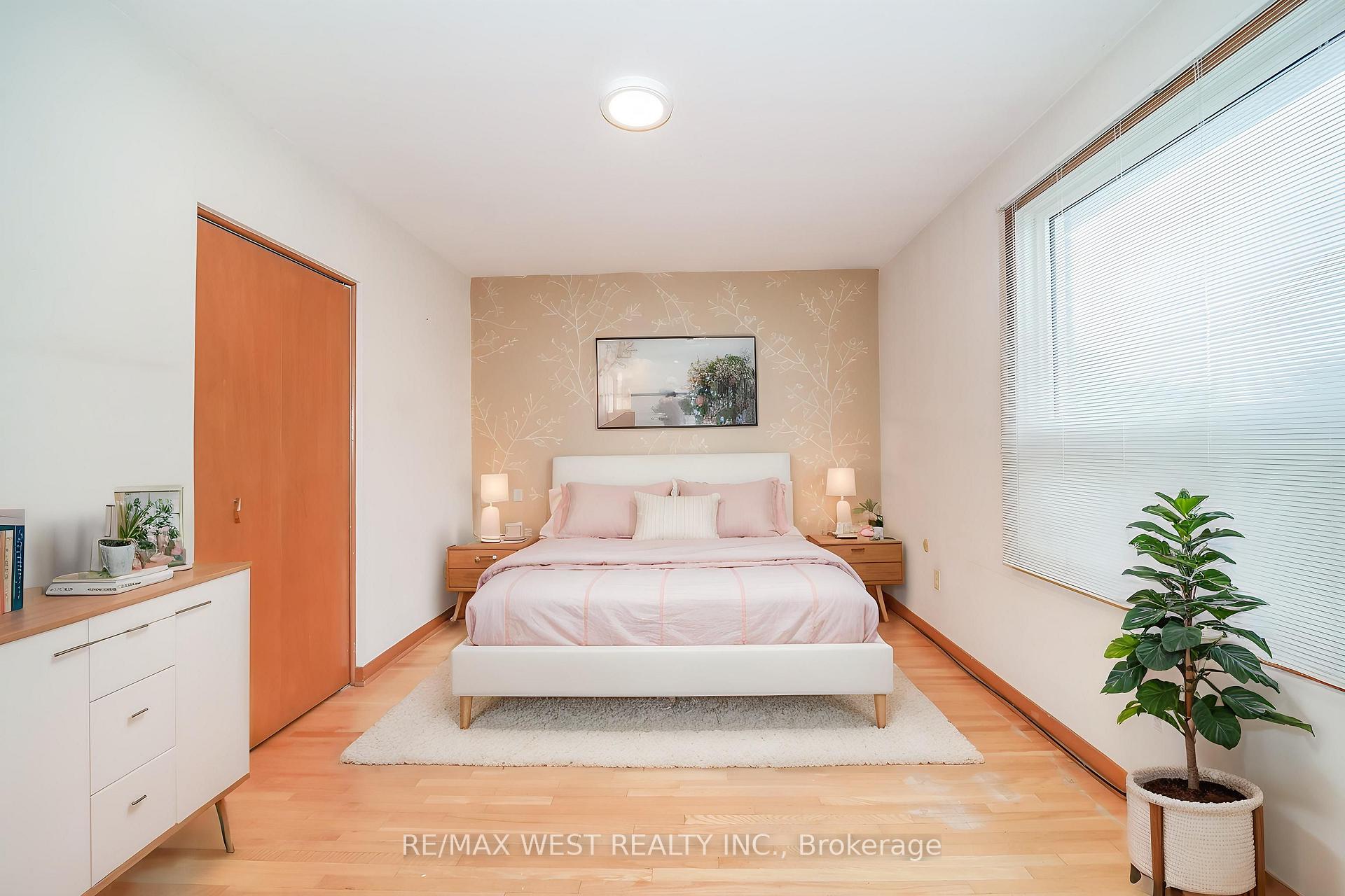 Photo 4 of 16 Opal Court, Etobicoke, Mount Olive-Silverstone-Jamestown — HOMEH