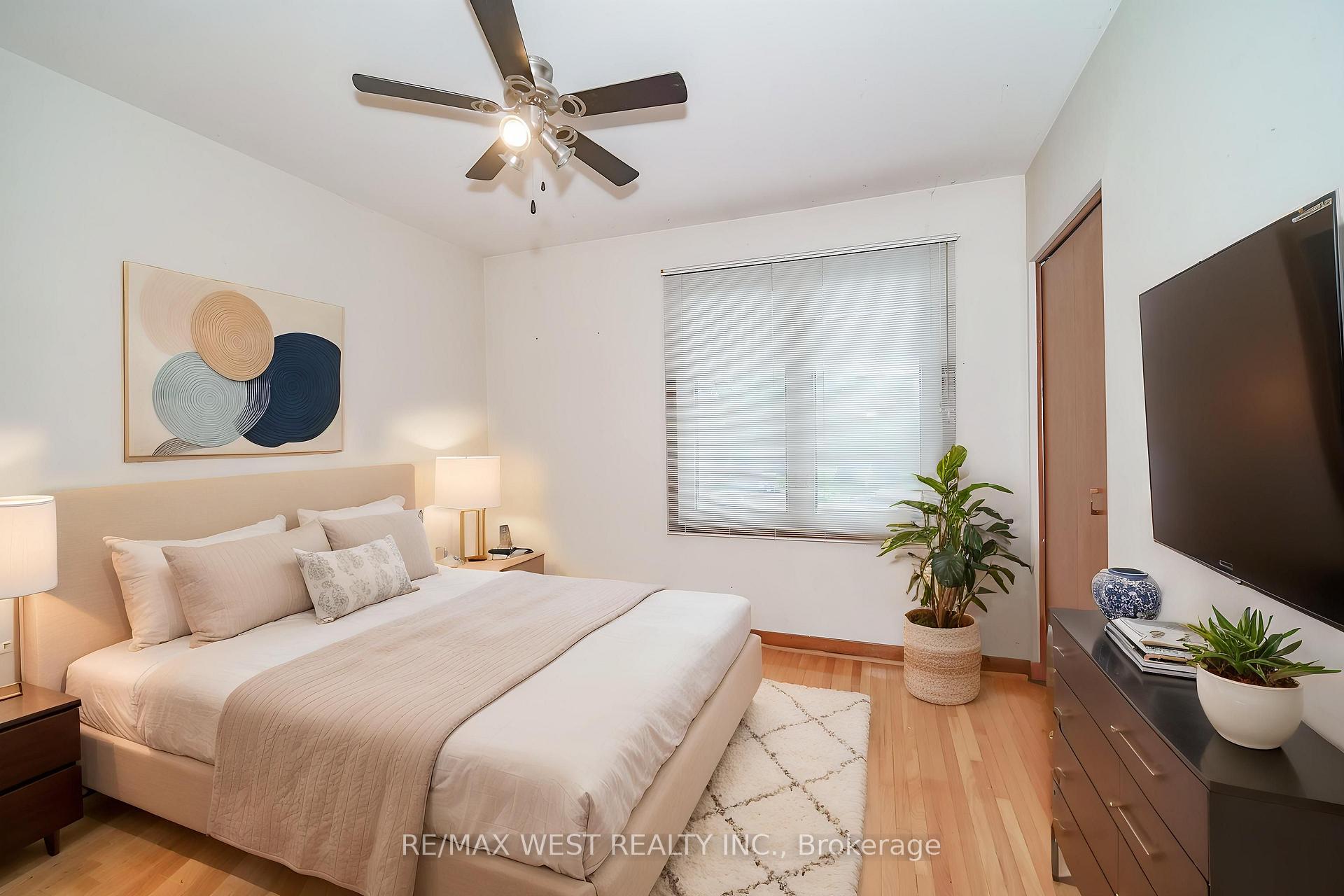Photo 5 of 16 Opal Court, Etobicoke, Mount Olive-Silverstone-Jamestown — HOMEH