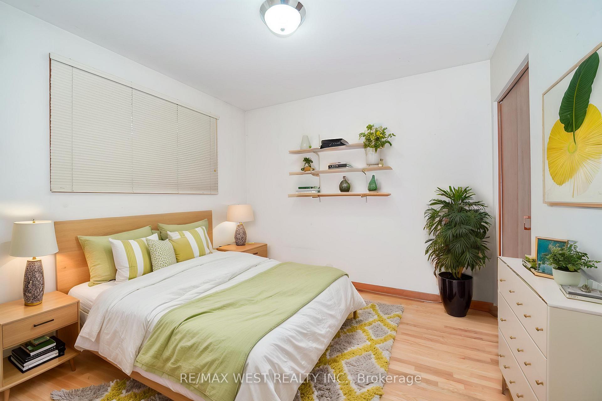 Photo 6 of 16 Opal Court, Etobicoke, Mount Olive-Silverstone-Jamestown — HOMEH